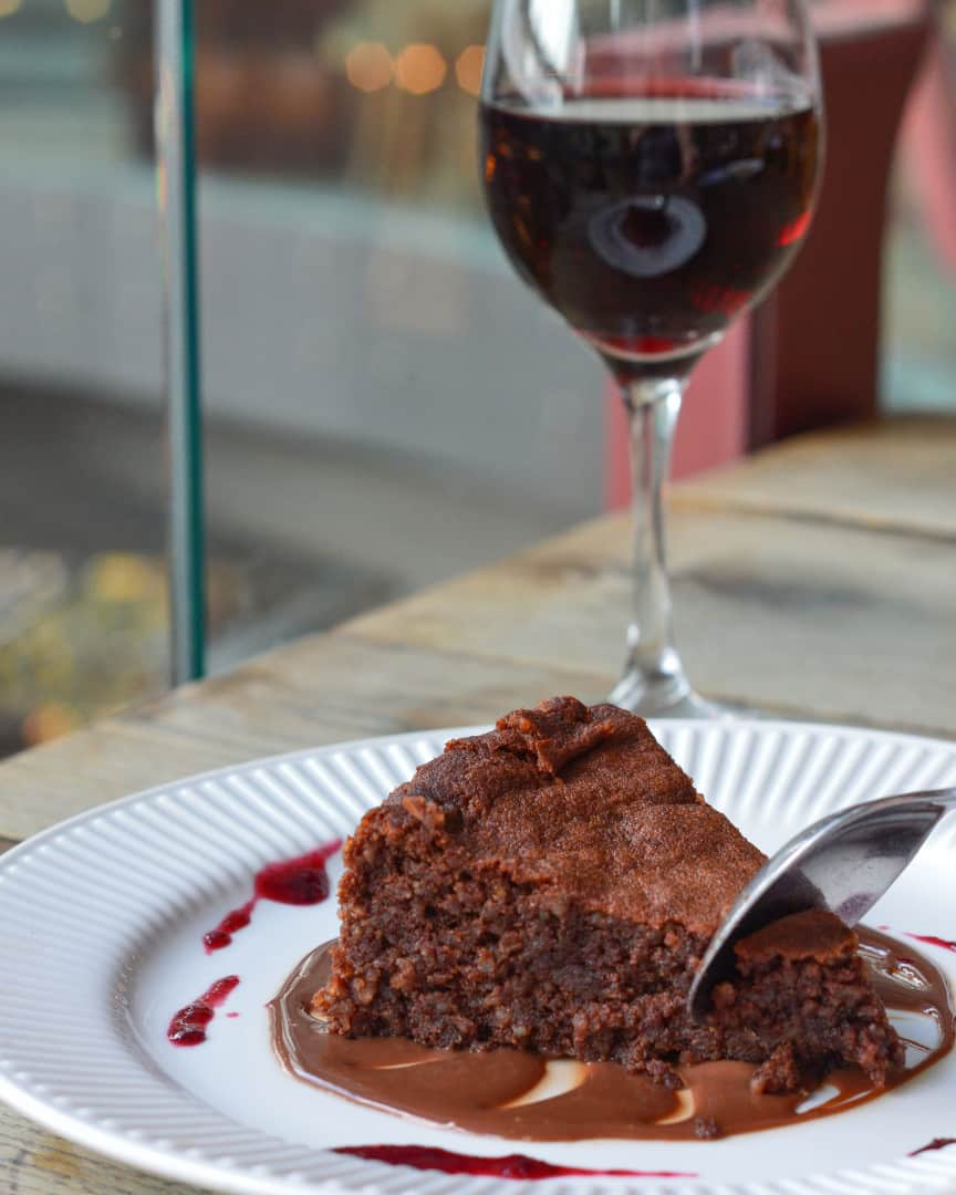 Eataly Brasilさんのインスタグラム写真 - (Eataly BrasilInstagram)「Vem que ainda dá tempo! Nossas Settimane Gastronomiche Dolci acabam esse domingo, mas ainda temos promoção de sobremesas rolando em todos os restaurantes no horário do jantar, a partir das 19h. . . . Essa é a Torta Caprese, da Trattoria, uma torta de chocolate com farinha de amêndoas e calda de chocolate. Essa e outras sobremesas de todos os restaurantes serão vendidas ao preço promocional de R$ 10 ou R$ 15 com uma taça de vinho no jantar até esse domingo. Não fica passando vontade, passa aqui!  #EatalySP #SouEatalyano #SettimaneDolci」4月20日 6時00分 - eatalybr