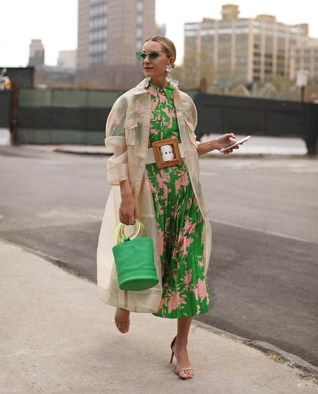 ブレア・イーディーさんのインスタグラム写真 - (ブレア・イーディーInstagram)「<I don’t always layer when it is 75 degrees outside, but when I do it is with a transparent trench ☀️> this look now on Atlantic-Pacific #ganni #topshop #simonmiller」4月20日 6時25分 - blaireadiebee