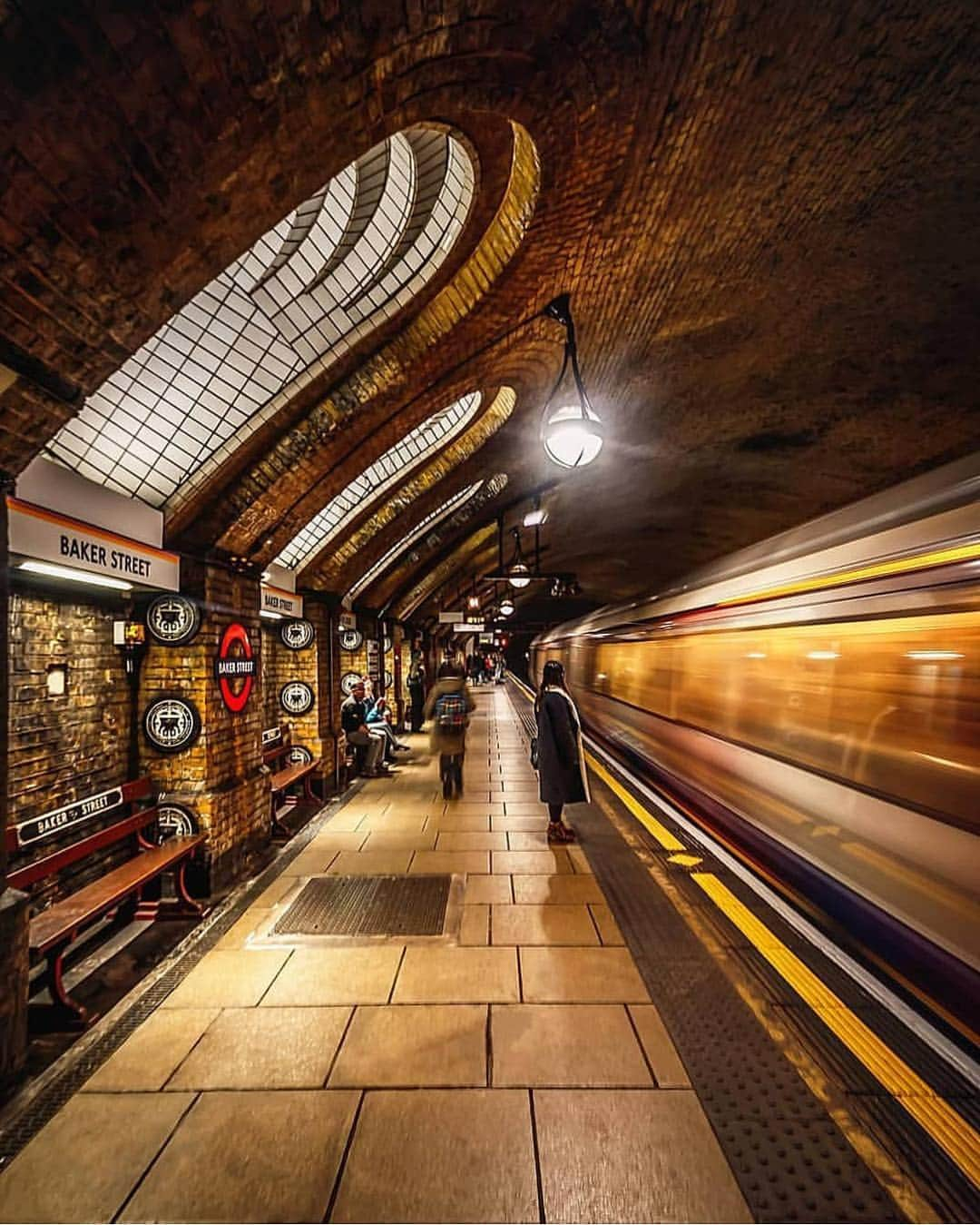 @LONDON | TAG #THISISLONDONさんのインスタグラム写真 - (@LONDON | TAG #THISISLONDONInstagram)「#BakerStreet by @andresbalcazar_ 🚝💨 Very cool shot. 🔥👌🏼 // #thisislondon #sherlock #sherlockholmes #221B」4月20日 6時19分 - london