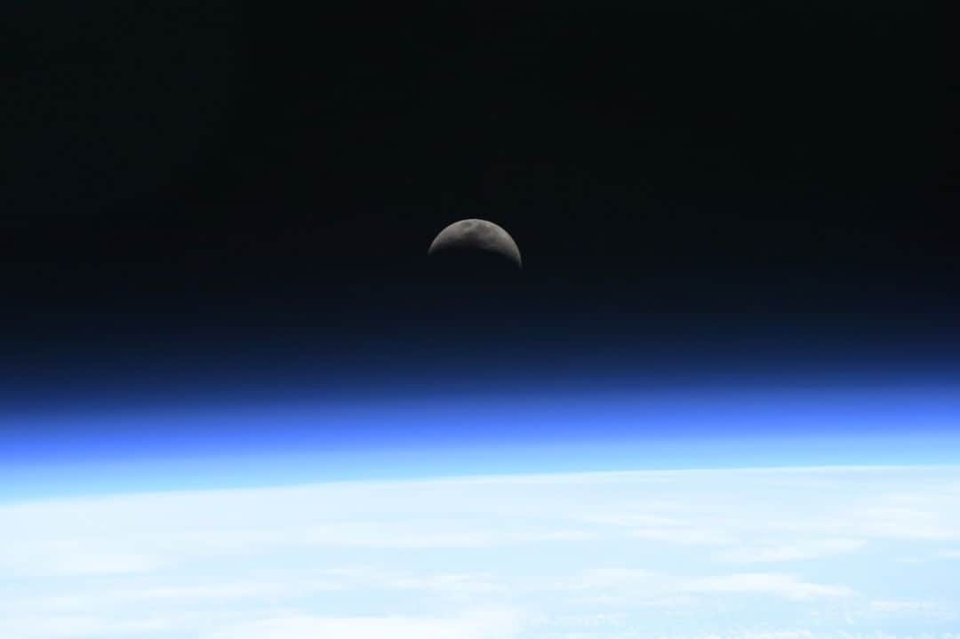 NASAさんのインスタグラム写真 - (NASAInstagram)「Astronaut Christina Koch (@astro_christina) recently took this photo of a moonrise over the atmosphere from the International Space Station (@iss). Koch just received news this week that instead of returning to Earth this October, she will remain in orbit until February 2020, which will set a new record for the longest single spaceflight by a woman. The previous mark of 288 days was set by our Peggy Whitson.  Photo Credit: NASA / Christina Koch  #Astronaut #Moonrise #SpaceStation #NASA #Moon」4月20日 6時22分 - nasa