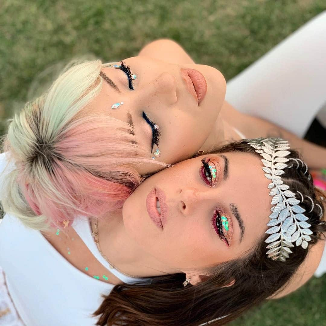 NYX Cosmeticsさんのインスタグラム写真 - (NYX CosmeticsInstagram)「Squad goals 👯✨ @riumbaumarta & @renosaurio slayed the fairgrounds wearing our new Glitter Goals collection! 🎡🌴🔥 || #nyxcosmeticscoachella #nyxcosmetics」4月20日 6時36分 - nyxcosmetics