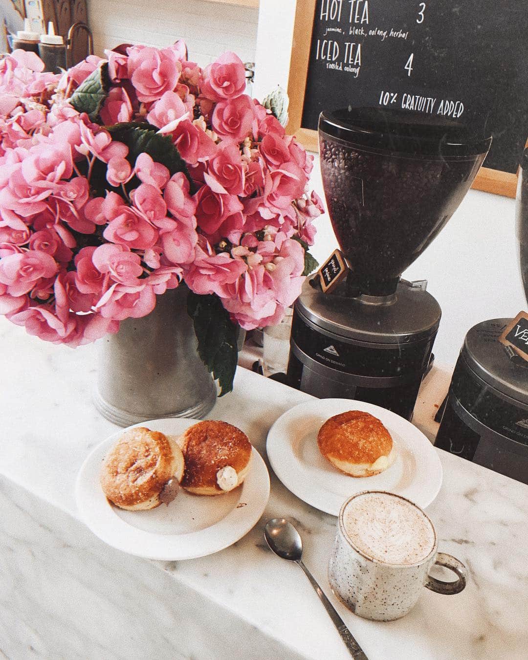AikA♡ • 愛香 | JP Blogger • ブロガーのインスタグラム：「Craving, craving...💕🍩☕️」