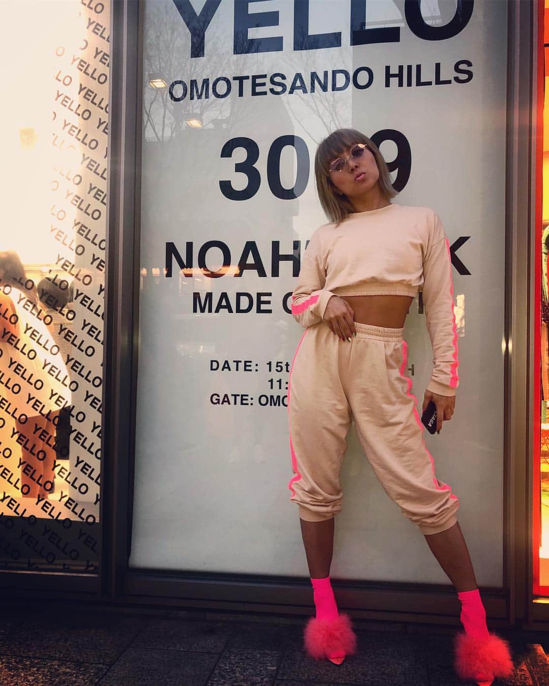 Nazukiのインスタグラム：「Neon Pink 💕💕💕 @yelloshoes_official ✨✨✨✨✨ やっとサンダルの季節になってきた 🌸👠 #yellowshoes #heel #neon #neonpink #spring」