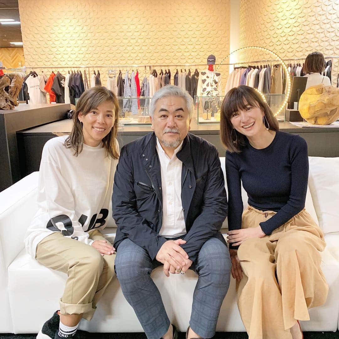 前田ゆかのインスタグラム：「@doublestandard_official  A/W EXHIBITION  数あるトレンドの中から自分らしさのスタイルを見つけるが今の時代。 大人の雰囲気とスポーティーを組み合わせたオーバーサイズのジャケット&パンツが気になるところ。 (今年はスーツ多いですね) キャップも合わせて遊ぶマニッシュはそれもまた新鮮です！  くるみさんとボスと一緒の一枚を記念に！  #ダブスタ #秋冬 #冬のホワイト #ハートのコート」