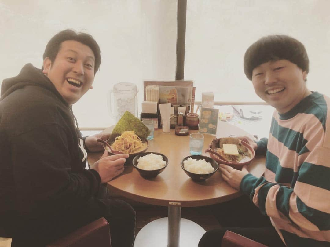 かみちぃさんのインスタグラム写真 - (かみちぃInstagram)「昨日の幕張昼ネタ終わり。 実方と味噌ラーメン♪  #海浜幕張駅近く #田所商店 #トッピングの #超バター #大きくてインパクト大 #実方の食いっぷりがまたいいのよ #幕張に行く際にはぜひ #ジェラードンかみちぃ #レインボー実方」4月19日 21時42分 - kamichii_gerrardon