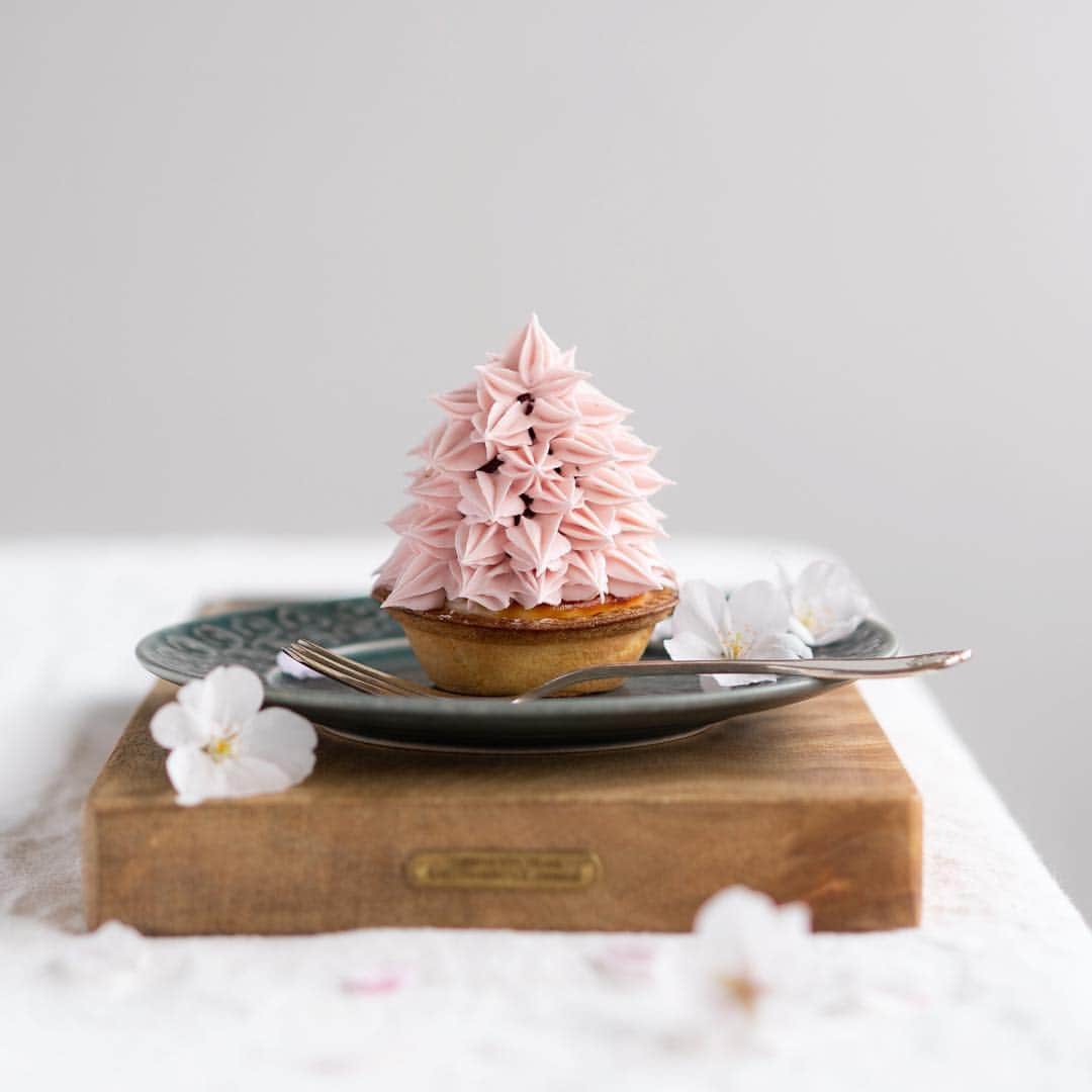 のインスタグラム：「* 2019.4.19 . 市販のチーズタルトを使って 某カフェぽくアレンジ🌸 . 桜あんのクリームをツリーのように絞って。 ツリーの中はいちごいり🍓😋 . . .」
