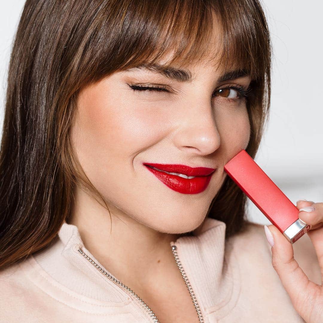 Maybelline New Yorkさんのインスタグラム写真 - (Maybelline New YorkInstagram)「@andreaduro 🇪🇸 rocks a fierce red lip! She’s wearing #madeforall lipstick in the shade ‘red for me’. 💋 #mnyitlook」4月19日 21時43分 - maybelline