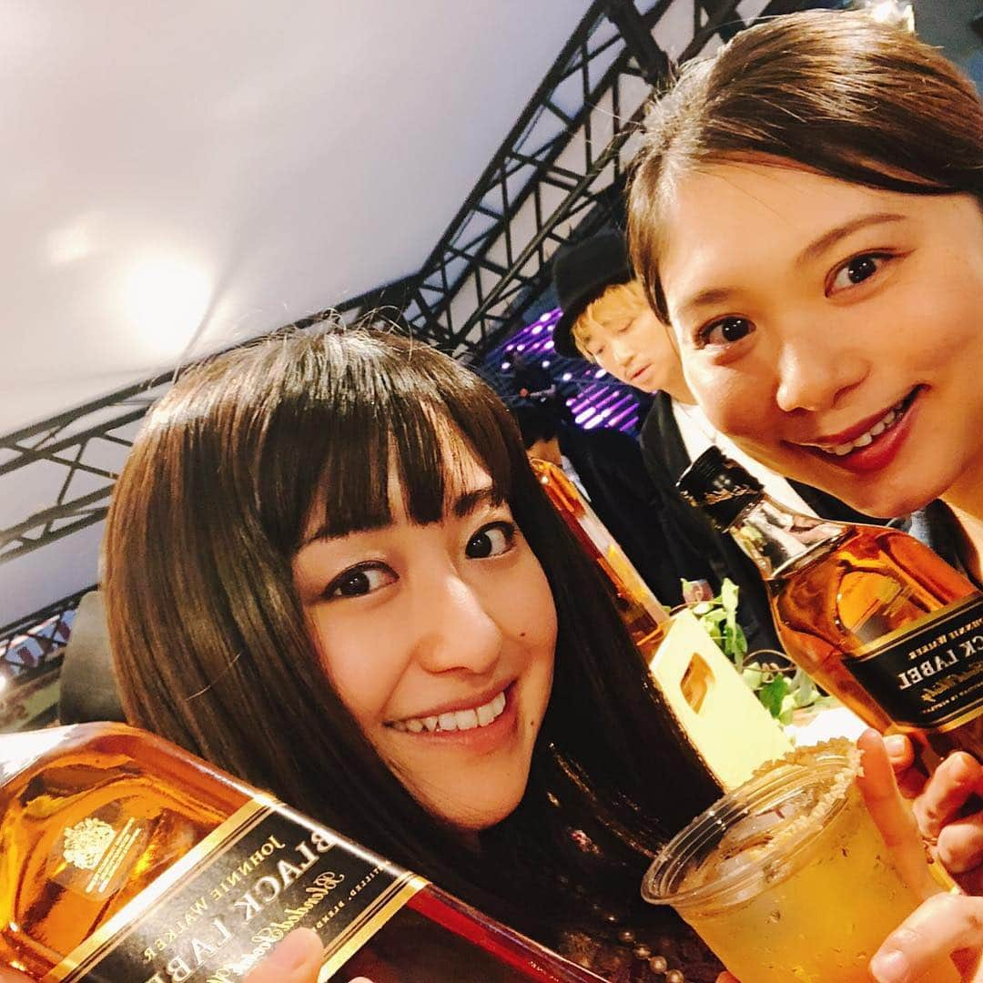 江辺香織さんのインスタグラム写真 - (江辺香織Instagram)「渋谷ストリームにて開催中のジョニーウォーカーPOP UP❣️に行って参りました♡  グラスにガーニッシュが縁取られていて香りを感じながら頂くジョニーハイボールは最高なマリアージュ❣️ お酒がススム美味しいフードも🍟🍗 仕事帰りにおススメスポットです♡  5月6日まで。  #ジョニーハイボール #ジョニーハイボールbar #渋谷ストリーム #鈴木啓太さんとばったり」4月19日 21時43分 - kaori.ebe