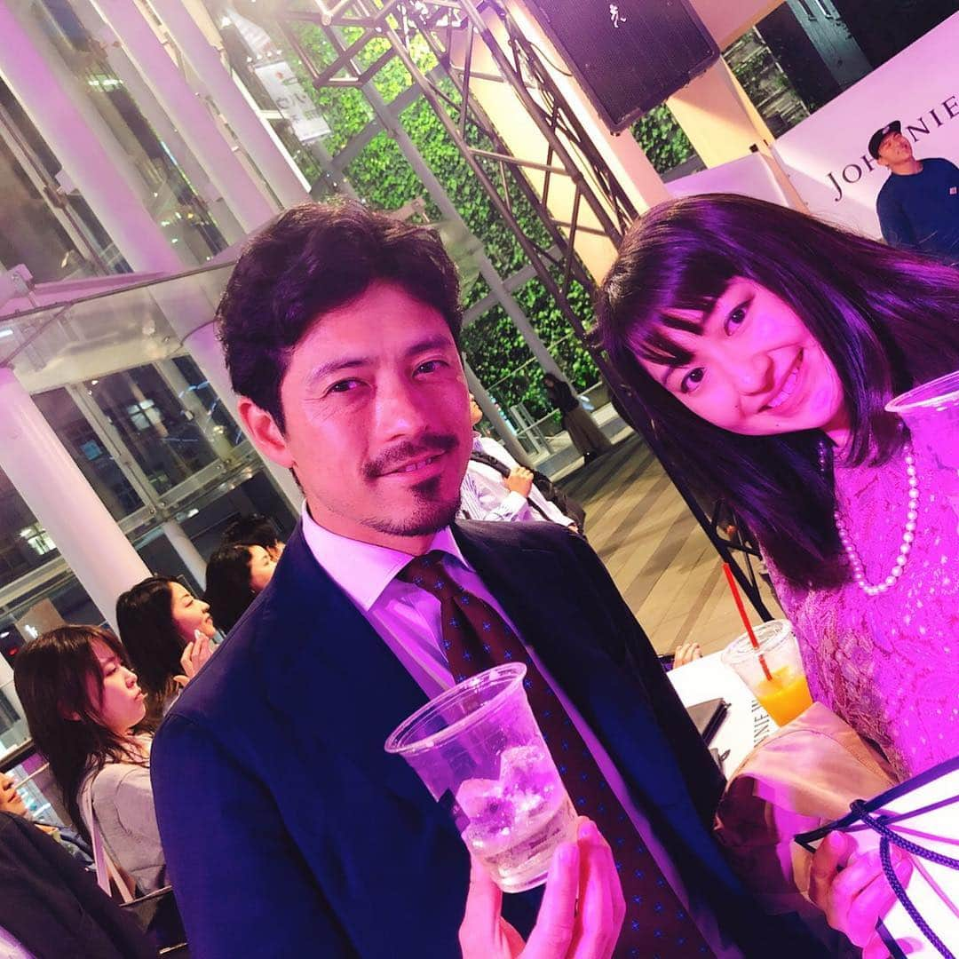 江辺香織さんのインスタグラム写真 - (江辺香織Instagram)「渋谷ストリームにて開催中のジョニーウォーカーPOP UP❣️に行って参りました♡  グラスにガーニッシュが縁取られていて香りを感じながら頂くジョニーハイボールは最高なマリアージュ❣️ お酒がススム美味しいフードも🍟🍗 仕事帰りにおススメスポットです♡  5月6日まで。  #ジョニーハイボール #ジョニーハイボールbar #渋谷ストリーム #鈴木啓太さんとばったり」4月19日 21時43分 - kaori.ebe