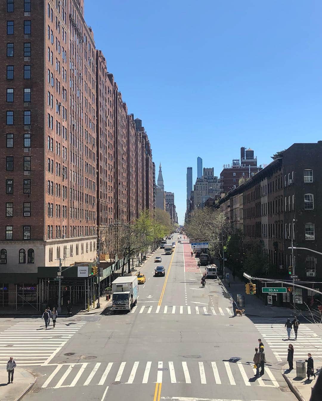 ニック・ハイドフェルドのインスタグラム：「Wanted to do since a long time and on brief visit to New York, by chance finally found 1/2 hour time to walk a small part of high-line. Although very busy even in the morning on a weekday it was a great experience. Unique scenery/vibe and made me turn into a wannabe photographer 📷 seeing/showing NY without filter. . . . .  #shotoniphone #nofilter #newyork #highline #bluesky #city #photography」