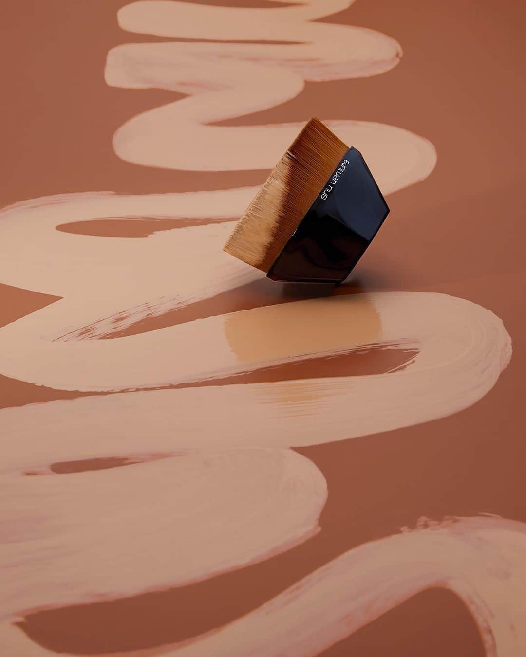 ミーシャ・ジャネットのインスタグラム：「Learning curves and strokes of genius  Creation: me #totteokipro  Photo: @lillyrie  Retouch: @celiamassimi  #unlimitedfoundation #cosmeticstyling #cosmeticphotography . . . . . #shuuemura #foundationbrush #petal55 #クリエティブディレクター  #calligraphy」