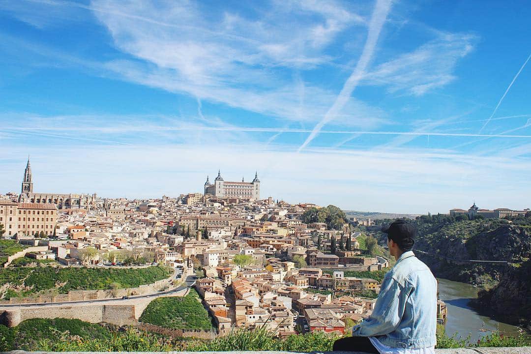Yuya Oishiさんのインスタグラム写真 - (Yuya OishiInstagram)「『もし、1日しかスペインに居られないのなら、迷わずトレドへ行け』 と言われるくらい有名な世界遺産のトレド🌞🏰🇪🇸﻿ ﻿ ﻿ 画家のエル・グレコも絶賛の街並みは、大変美しく感動ものでした😍🙏✨﻿ ﻿﻿ ﻿ ﻿ ﻿ #spain #toledo  #travelling #beautiful #travel #trip #journey #travelgram #love #happy #castle #toledospain  #instagood #elgreco #travelphoto #photooftheday  #sunny #traveler #town #art #instatravel #travellover  #スペイン #トレド #海外 #海外旅行 #旅  #旅行  #海外生活 ﻿#🇪🇸」4月19日 21時57分 - yuustaglam