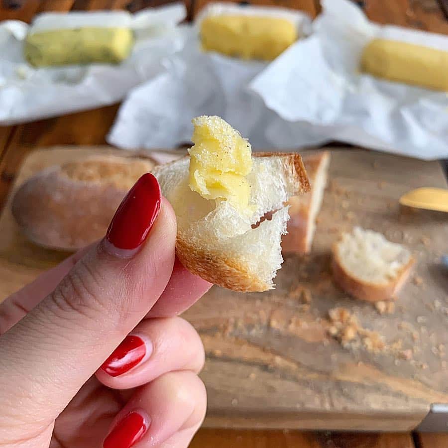 信近エリのインスタグラム：「.﻿ ﻿ パリ投稿最期は帰国後の楽しみ編。 ﻿ Maison Plissonでは、7種類のバターとトリュフ塩を買いました🐄﻿ ﻿ ボルディエは、無塩、有塩の他に海藻、ゆず、ガーリックハーブ山椒。﻿ ﻿ 通な人は、海藻好きな人が多いようだけど、ゆずも爽やかさの中に苦味もあってとても美味しい🤤﻿ ﻿ バゲットに無塩タイプをたっぷり乗せて、トリュフ塩をつけて食べるのが1番好きです🤤﻿ ﻿ あとは、卵かけご飯に入れるのも大好き🤤﻿ (バター＋炊きたてご飯＋卵＋醤油 を混ぜてスプーンで)﻿ ﻿ ちなみに、La Baratte du Cremierのバターもかなりお勧めです♥️(3枚目左下)﻿ ﻿ 近々Blogにまとめたら、ストーリーズでアナウンスしますので、もっと詳しく知りたい方だけ覗きに来てもらえればと思います👻﻿ ﻿ Paris&Belgium 9/9」