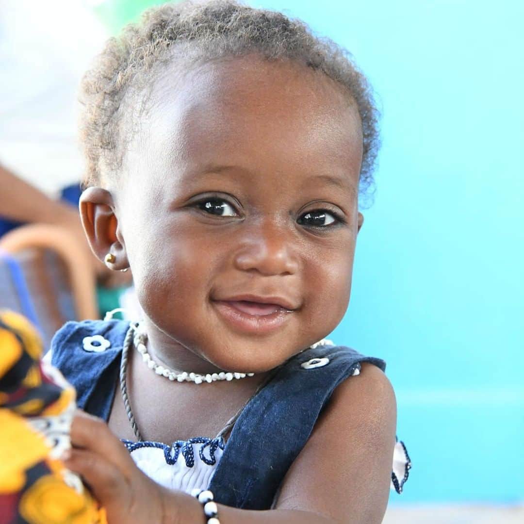 unicefさんのインスタグラム写真 - (unicefInstagram)「It’s a big day for this little one. She’s receiving life-saving vaccines at a UNICEF-supported health centre in Côte d'Ivoire. We procured 2.4 billion doses of vaccines last year - making us one of the largest buyers of vaccines in the world. #VaccinesWork © UNICEF/UN0277676/Dejongh @unicefcotedivoireci」4月19日 21時55分 - unicef