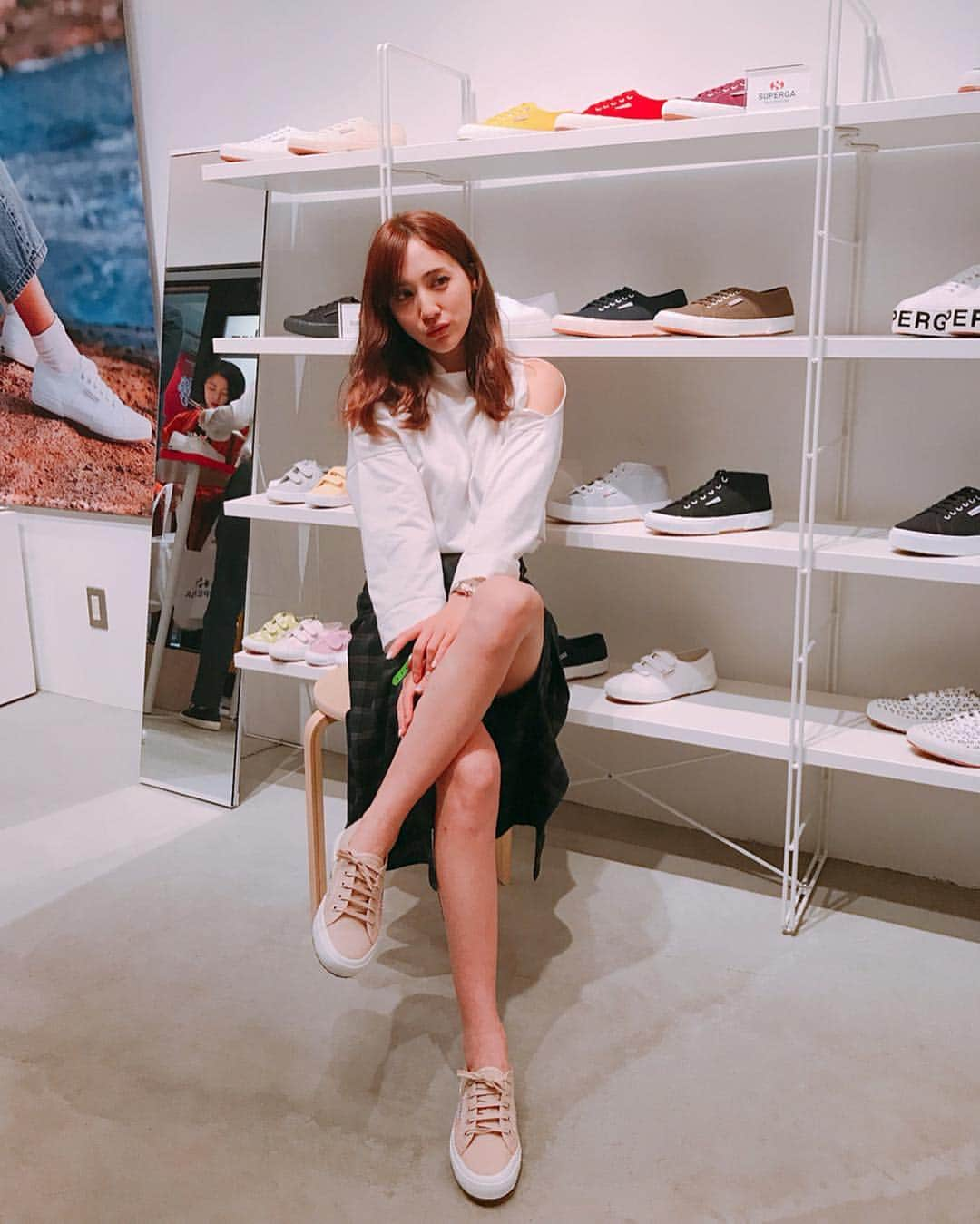 眞木美咲パメラさんのインスタグラム写真 - (眞木美咲パメラInstagram)「❤️💄💋💃🏼🧣🥀 . SUPERGA POPUP  SHOP . @superga_jpn に行ってきました♡ . 今日も同じ事務所のまゆちゃん @mayuka_otsuka と👅 ぜんぶぜんぶ可愛くって目移りしまくり👀 写真4枚目のグリーンのを選んだよ💚 @pipsplace88 さんとも写真撮れて幸せ❤️🙏🏻 . POPUP SHOPは6/2までの週末とGW期間中開催です🎉 . 髪色どう？♡ 前髪もどう？♡ . 現状維持したいけどイメチェンしたいやつ どうする？？？ 女の子にもお髭あればいいのに . . #SUPERGA #スペルガ #原宿 #靴下脱げばよかった #肉離れパメラ #湿布の存在感 #朝比パメラ #大塚まゆか #brutustokyo」4月19日 22時00分 - pamypamypamy