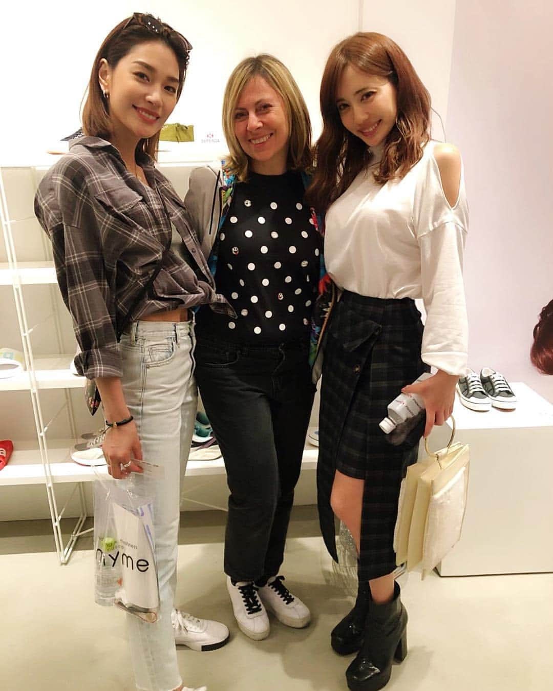 眞木美咲パメラさんのインスタグラム写真 - (眞木美咲パメラInstagram)「❤️💄💋💃🏼🧣🥀 . SUPERGA POPUP  SHOP . @superga_jpn に行ってきました♡ . 今日も同じ事務所のまゆちゃん @mayuka_otsuka と👅 ぜんぶぜんぶ可愛くって目移りしまくり👀 写真4枚目のグリーンのを選んだよ💚 @pipsplace88 さんとも写真撮れて幸せ❤️🙏🏻 . POPUP SHOPは6/2までの週末とGW期間中開催です🎉 . 髪色どう？♡ 前髪もどう？♡ . 現状維持したいけどイメチェンしたいやつ どうする？？？ 女の子にもお髭あればいいのに . . #SUPERGA #スペルガ #原宿 #靴下脱げばよかった #肉離れパメラ #湿布の存在感 #朝比パメラ #大塚まゆか #brutustokyo」4月19日 22時00分 - pamypamypamy