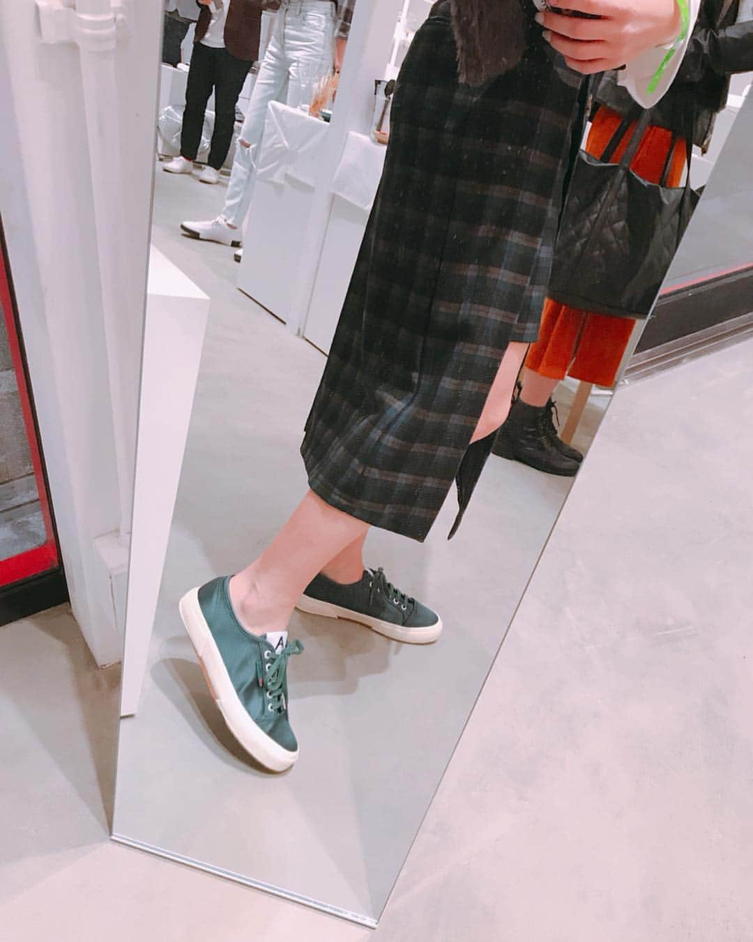 眞木美咲パメラさんのインスタグラム写真 - (眞木美咲パメラInstagram)「❤️💄💋💃🏼🧣🥀 . SUPERGA POPUP  SHOP . @superga_jpn に行ってきました♡ . 今日も同じ事務所のまゆちゃん @mayuka_otsuka と👅 ぜんぶぜんぶ可愛くって目移りしまくり👀 写真4枚目のグリーンのを選んだよ💚 @pipsplace88 さんとも写真撮れて幸せ❤️🙏🏻 . POPUP SHOPは6/2までの週末とGW期間中開催です🎉 . 髪色どう？♡ 前髪もどう？♡ . 現状維持したいけどイメチェンしたいやつ どうする？？？ 女の子にもお髭あればいいのに . . #SUPERGA #スペルガ #原宿 #靴下脱げばよかった #肉離れパメラ #湿布の存在感 #朝比パメラ #大塚まゆか #brutustokyo」4月19日 22時00分 - pamypamypamy