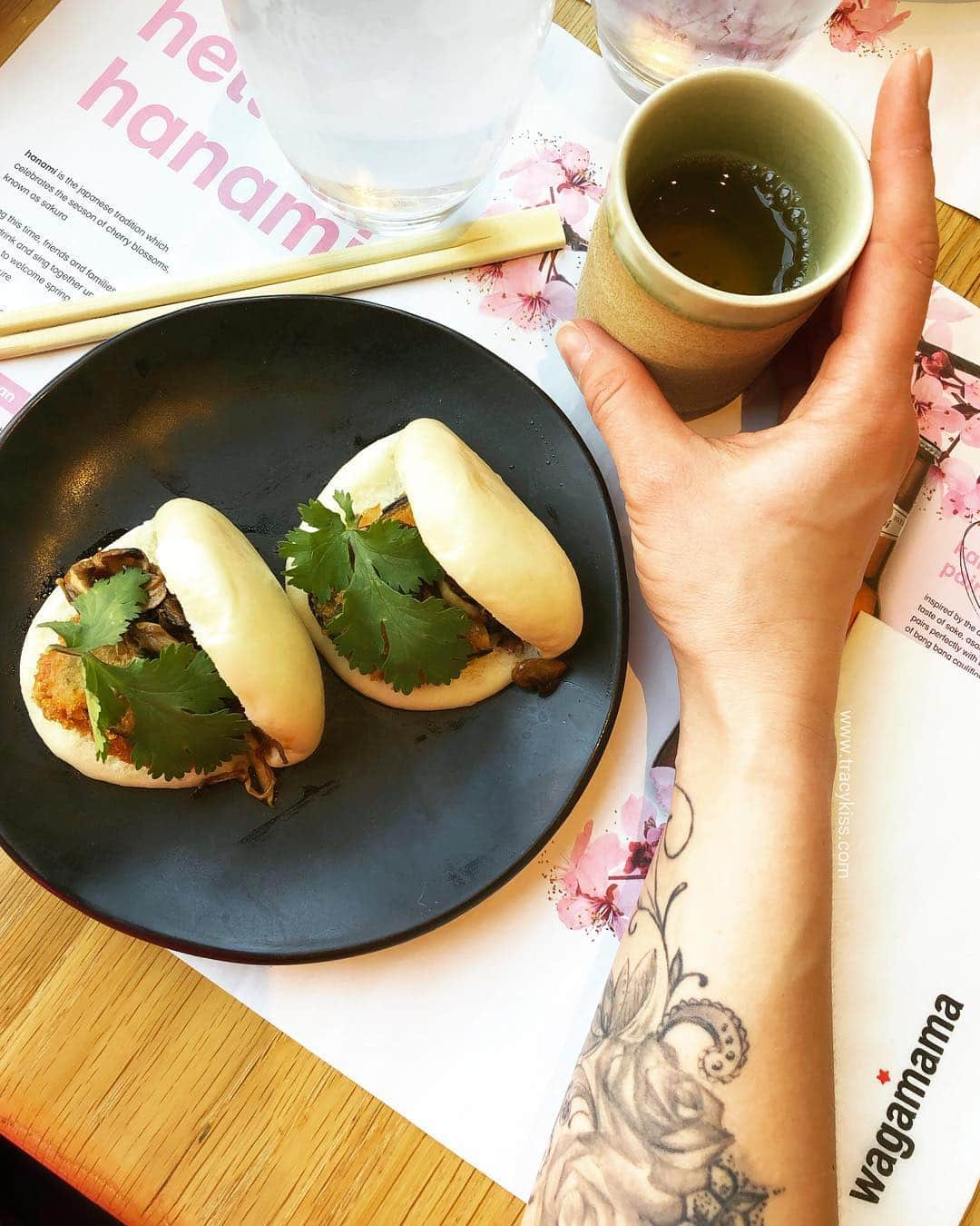 トレーシー・キスさんのインスタグラム写真 - (トレーシー・キスInstagram)「My anaconda don’t want none unless you’ve got (@Wagamama_uk vegan mixed mushroom and panko aubergine hirata steamed) buns hun! 🍑🍆🙌🏻 ------------------------ #steamedbuns #wagamama #vegan #veganfood #tracykiss #girlswithmuscles #bodygoals #femaleempowerment #muscles #booty #tattoo #healthy #bodytransformation #inspiration #wcw #motivation #ootd #fashion #weightloss #fitness #weightlossjourney #girlpower #thick #ootn #lotd #veganism #girl #gym #bodybuilding #vegan」4月19日 21時59分 - tracykissdotcom