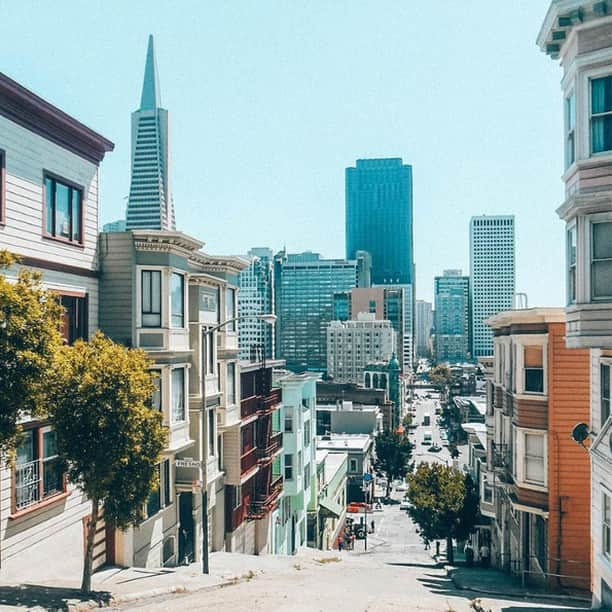 エールフランスさんのインスタグラム写真 - (エールフランスInstagram)「With its hills and slopes, steps and crooked streets, some of the 2,612 streets of San Francisco are worth a visit!  En montée, en descente, en escalier ou en zigzags, certaines des 2 612 rues de San Francisco méritent le détour! 📸 Merci @helloitszoli #airfrance #franceisintheair  #unitedstates #california #sanfrancisco #streets #visit #discover #travel #hills」4月19日 22時00分 - airfrance