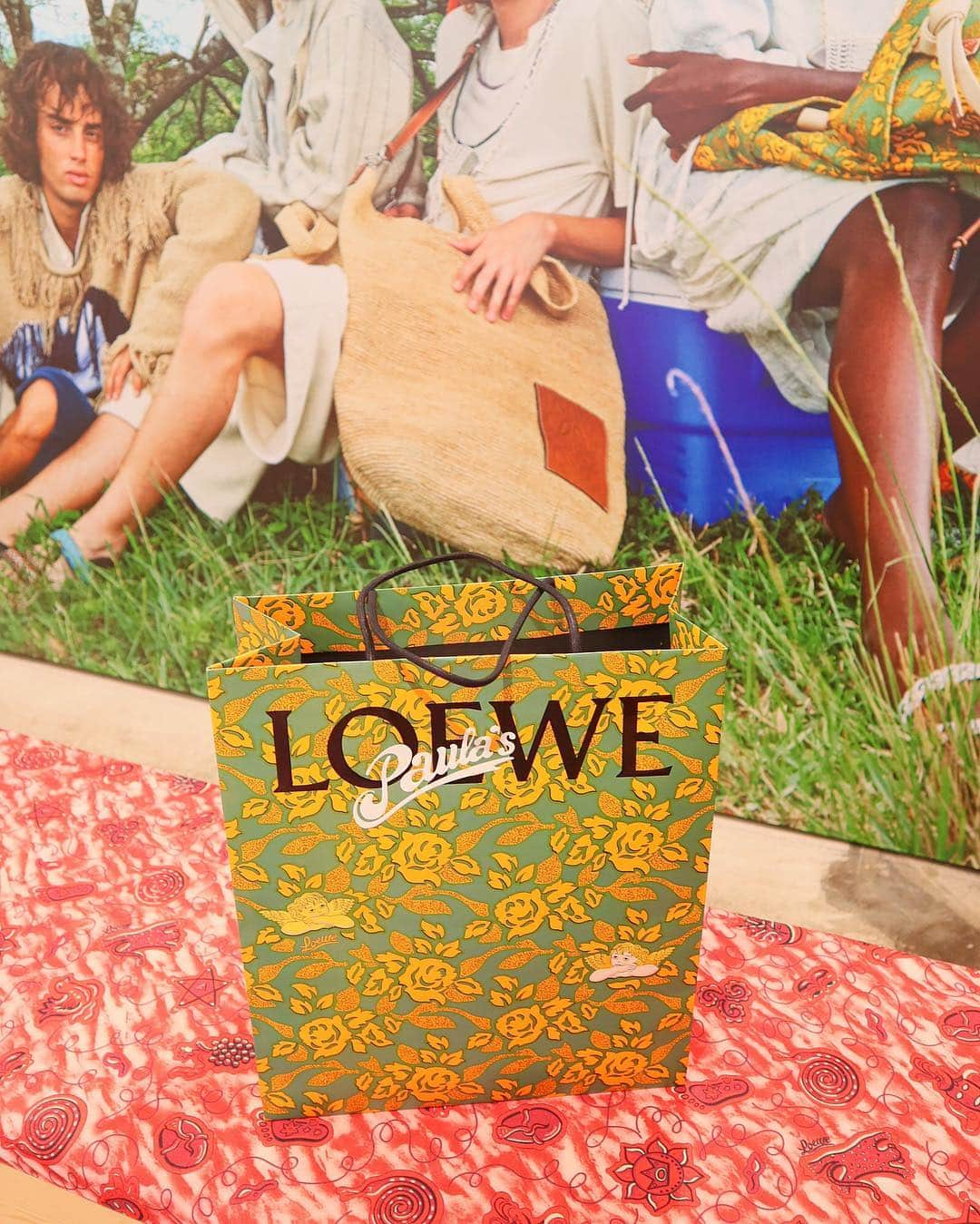 中田絵里奈さんのインスタグラム写真 - (中田絵里奈Instagram)「🌻♡🌻♡ . LOEWEのpopup☺︎ . イビザ島がテーマらしく カラフルで海外のマーケットみたいでした☺︎🏖💕 . popup限定アイテムもあったり なかなか入荷しないカゴバッグの Sサイズがありますよと教えていただき お迎えしてきました😊👒 . コーヒーも美味しかったな☕️💕 . #loewe #ロエベ #ロエベかごバッグ #銀座 #ソニーパーク」4月19日 22時01分 - erinanakata