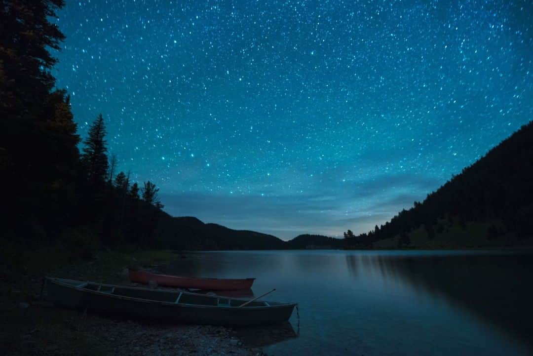 National Geographic Travelさんのインスタグラム写真 - (National Geographic TravelInstagram)「Photo by @max.lowe I Countless stars reflected in glittering brilliance on a lake in SW Montana with canoes moored in the still shallows. As much as I have seen in my travels across the globe, my heart is forever drawn back to my home in Montana but for these moments of silence and solitude.」4月19日 22時01分 - natgeotravel