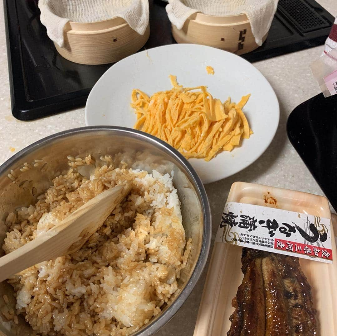 水谷雅子さんのインスタグラム写真 - (水谷雅子Instagram)「#晩御飯#おうちごはん #リクエストごはん #三人分#うなぎせいろ蒸し #茶碗蒸し #水谷雅子#水谷雅子beautybook50の私  スーパーのうなぎ蒲焼きのたれ、酒、水を少々入れて、1分程煮込んでからせいろで蒸すと柔らかくなって美味しいですよ！😊❤️」4月19日 22時04分 - mizutanimasako