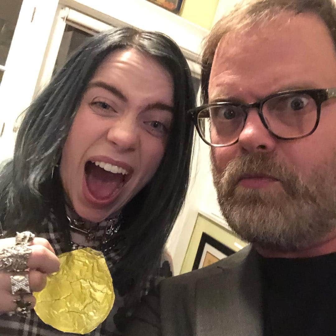 レイン・ウィルソンさんのインスタグラム写真 - (レイン・ウィルソンInstagram)「I met one of the most intense OFFICE fans of all time, William Eyelash aka @WhereAreTheAvocados. She won a yoghurt lid medal for her preposterous knowledge of the show. What an honor. This is a remarkable young human being that touches hearts, blows minds and F*%#n ROCKS!」4月19日 22時09分 - rainnwilson