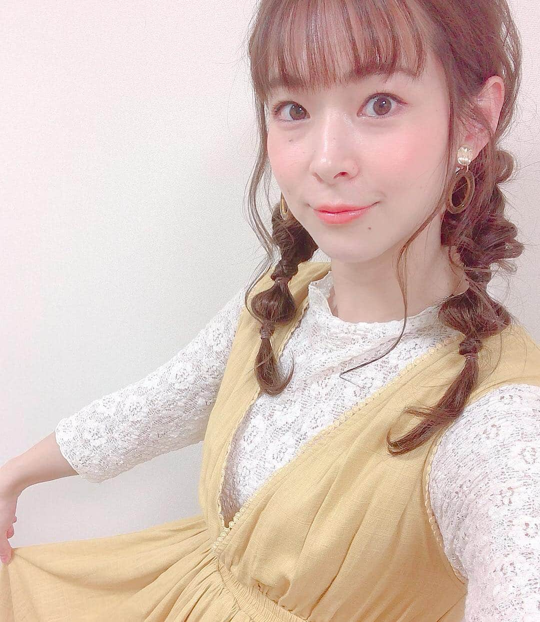 酒井瞳さんのインスタグラム写真 - (酒井瞳Instagram)「かえぽ久しぶりだぁ♡可愛いなぁ！ そして金子さん後ろで、、、こら！笑 #八千代ライブ も久しぶりだったのですが相変わらず忘れられてたよ！ そう、そんなタイミングでいつも出てくるんだよ！楽しかったよ！ #衣装 も可愛かったし #ヘアアレンジ も可愛くしてもらったよ！印象残したいんだよ！ けどまた忘れた頃にやってくるからね！ #新潟 #nst #negicco #fashion #ワンピース #ありがとうございます #また来るよ #忘れないで #諦めない」4月19日 22時09分 - s.sakaihitomi