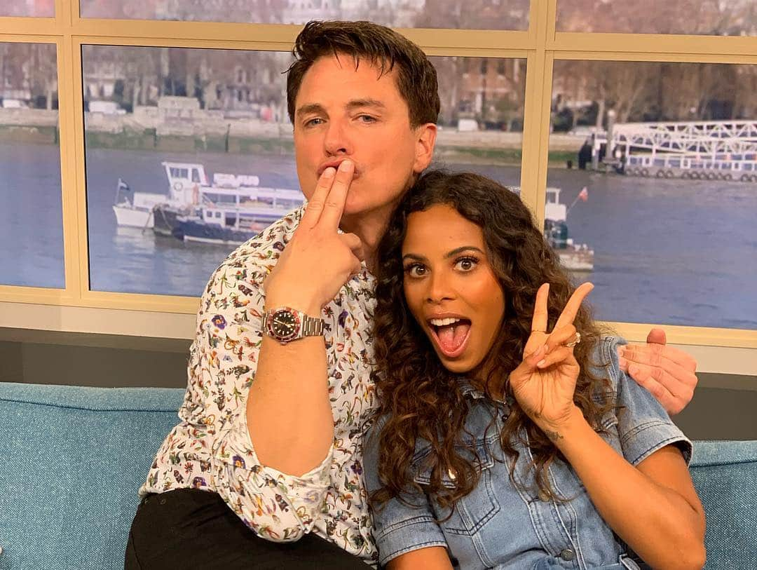 ジョン・バロウマンさんのインスタグラム写真 - (ジョン・バロウマンInstagram)「@rochellehumes thanks for being a dream. I have had a blast with you this week let’s do it again. #cats #bunnies #chicks #eggs #dancing @thismorning @itv  jb」4月19日 22時11分 - johnscotbarrowman