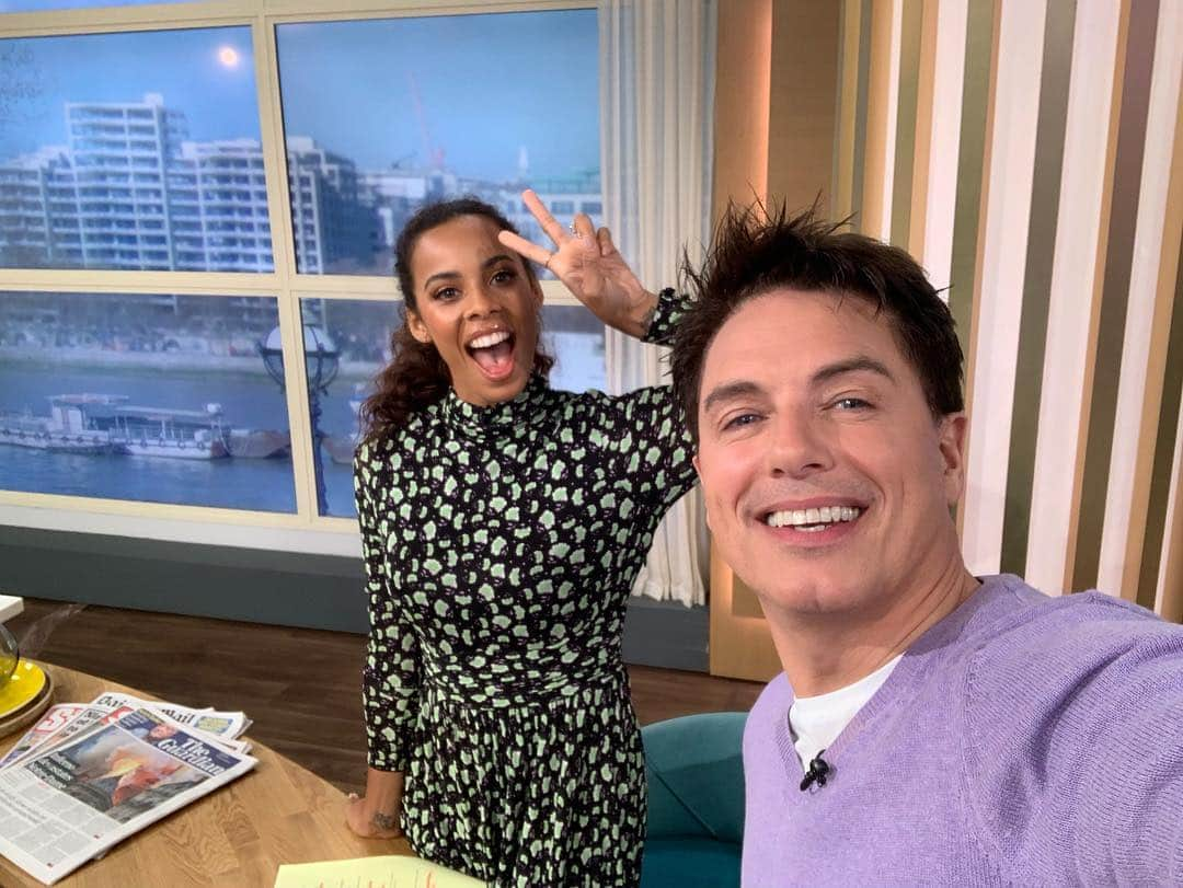 ジョン・バロウマンさんのインスタグラム写真 - (ジョン・バロウマンInstagram)「@rochellehumes thanks for being a dream. I have had a blast with you this week let’s do it again. #cats #bunnies #chicks #eggs #dancing @thismorning @itv  jb」4月19日 22時11分 - johnscotbarrowman