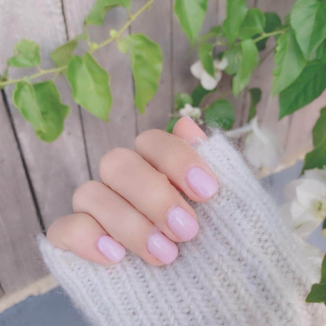 のインスタグラム：「🌱🐇 in my new @rowiethelabel mara knit 🌿 i tried this #snsnails thing for the first time in my life.. so interesting.. 🦔🌿 * * * 質感用のだけじゃなくて 全体用のパウダーネイルははじめて！ ディップされてたら一瞬で完成した！早！ * * * #nails #dippowdernails #dippingpowdernails #dippingpowder #pinknails」