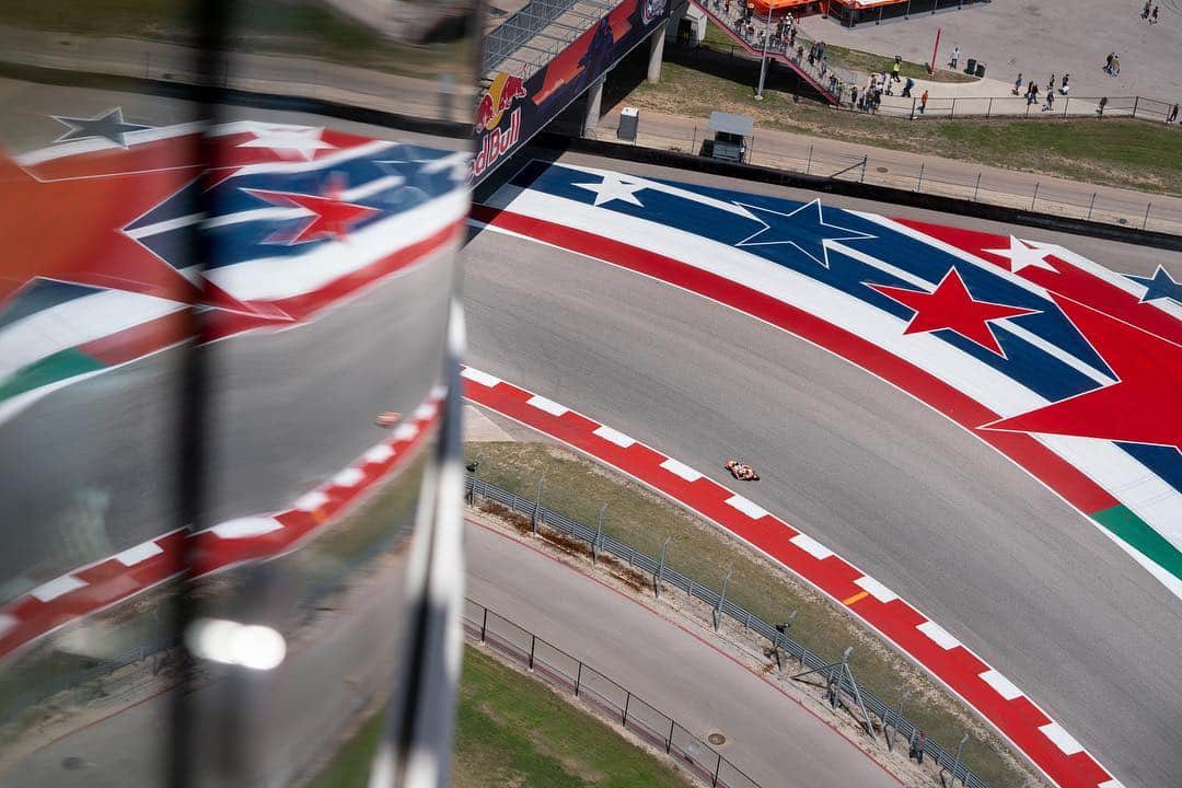 レプソル・ホンダのインスタグラム：「Flying high on a Friday with @pullandbear ⠀⠀⠀⠀⠀⠀⠀⠀⠀ #AmericasGP 25RepsolHonda #Repsol #MotoGP #Honda #Racing #RepsolHonda #HRC #RC213V #MM93 #JL99 #MarcMarquez #JorgeLorenzo #ThePowerOfDreams #Motorcycle #America #MM93🐜 #JL99😈 #Flying #Friday」