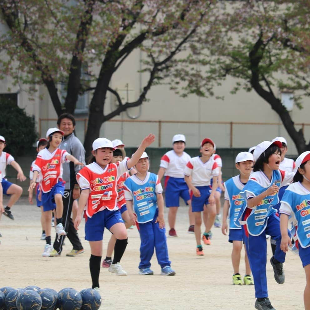 ザスパクサツ群馬さんのインスタグラム写真 - (ザスパクサツ群馬Instagram)「. 【Smile Kids Caravan Start😄⚽】 . ザスパクサツ群馬が行う地域貢献活動の一つ、県内の小学校へコーチ達がまわる「スマイルキッズキャラバン」🏫✏️🎒✨ 本日、前橋市立荒牧小学校にて第1回目を行いました🎵 初回は、ゲンコーチ&倉コーチが参加。 . 今後も県内各地の小学校へ、スポーツを通じて笑顔をお届けします😄 実施校も随時募集中です‼️ . 今後の活動は、ザスパクサツ群馬アカデミーのアカウントなどでもお伝えします📸@thespasportclub  ザスパクサツ群馬アカデミーは、NPO法人ザスパスポーツクラブとして、地域のスポーツの普及・発展のために、様々な活動を行っております🎶 . . #ザスパクサツ群馬 #thespa #ザスパクサツ群馬アカデミー #ザスパスポーツクラブ #smile #sports」4月19日 22時24分 - thespakusatsugunma_official