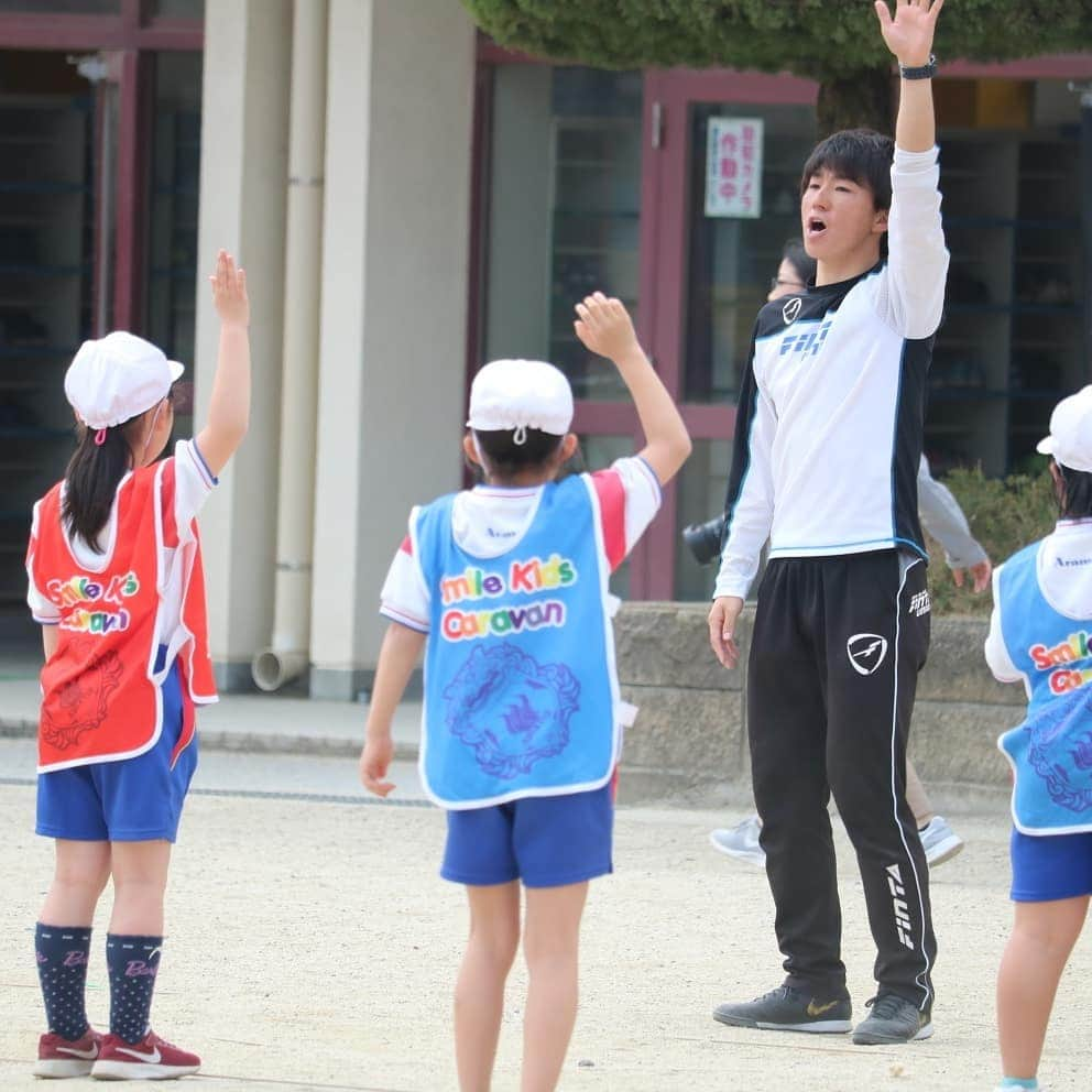 ザスパクサツ群馬さんのインスタグラム写真 - (ザスパクサツ群馬Instagram)「. 【Smile Kids Caravan Start😄⚽】 . ザスパクサツ群馬が行う地域貢献活動の一つ、県内の小学校へコーチ達がまわる「スマイルキッズキャラバン」🏫✏️🎒✨ 本日、前橋市立荒牧小学校にて第1回目を行いました🎵 初回は、ゲンコーチ&倉コーチが参加。 . 今後も県内各地の小学校へ、スポーツを通じて笑顔をお届けします😄 実施校も随時募集中です‼️ . 今後の活動は、ザスパクサツ群馬アカデミーのアカウントなどでもお伝えします📸@thespasportclub  ザスパクサツ群馬アカデミーは、NPO法人ザスパスポーツクラブとして、地域のスポーツの普及・発展のために、様々な活動を行っております🎶 . . #ザスパクサツ群馬 #thespa #ザスパクサツ群馬アカデミー #ザスパスポーツクラブ #smile #sports」4月19日 22時24分 - thespakusatsugunma_official