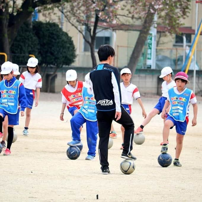 ザスパクサツ群馬さんのインスタグラム写真 - (ザスパクサツ群馬Instagram)「. 【Smile Kids Caravan Start😄⚽】 . ザスパクサツ群馬が行う地域貢献活動の一つ、県内の小学校へコーチ達がまわる「スマイルキッズキャラバン」🏫✏️🎒✨ 本日、前橋市立荒牧小学校にて第1回目を行いました🎵 初回は、ゲンコーチ&倉コーチが参加。 . 今後も県内各地の小学校へ、スポーツを通じて笑顔をお届けします😄 実施校も随時募集中です‼️ . 今後の活動は、ザスパクサツ群馬アカデミーのアカウントなどでもお伝えします📸@thespasportclub  ザスパクサツ群馬アカデミーは、NPO法人ザスパスポーツクラブとして、地域のスポーツの普及・発展のために、様々な活動を行っております🎶 . . #ザスパクサツ群馬 #thespa #ザスパクサツ群馬アカデミー #ザスパスポーツクラブ #smile #sports」4月19日 22時24分 - thespakusatsugunma_official