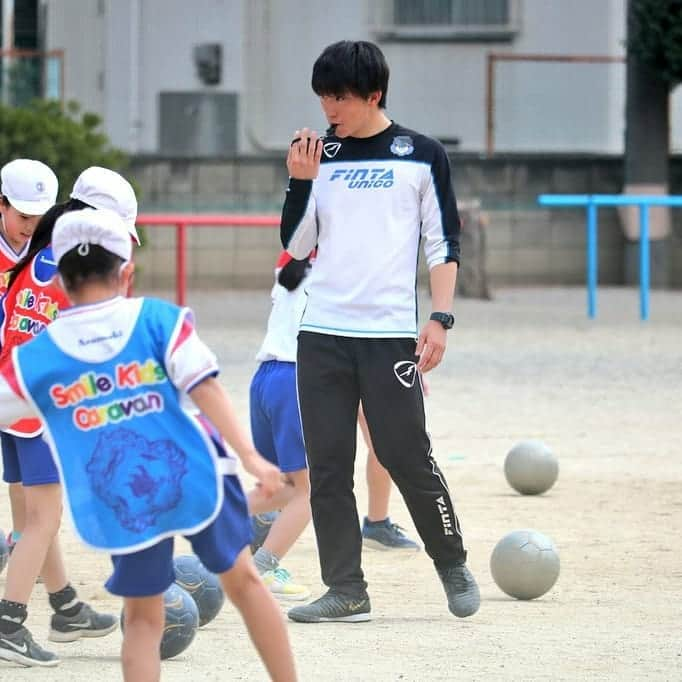 ザスパクサツ群馬さんのインスタグラム写真 - (ザスパクサツ群馬Instagram)「. 【Smile Kids Caravan Start😄⚽】 . ザスパクサツ群馬が行う地域貢献活動の一つ、県内の小学校へコーチ達がまわる「スマイルキッズキャラバン」🏫✏️🎒✨ 本日、前橋市立荒牧小学校にて第1回目を行いました🎵 初回は、ゲンコーチ&倉コーチが参加。 . 今後も県内各地の小学校へ、スポーツを通じて笑顔をお届けします😄 実施校も随時募集中です‼️ . 今後の活動は、ザスパクサツ群馬アカデミーのアカウントなどでもお伝えします📸@thespasportclub  ザスパクサツ群馬アカデミーは、NPO法人ザスパスポーツクラブとして、地域のスポーツの普及・発展のために、様々な活動を行っております🎶 . . #ザスパクサツ群馬 #thespa #ザスパクサツ群馬アカデミー #ザスパスポーツクラブ #smile #sports」4月19日 22時24分 - thespakusatsugunma_official