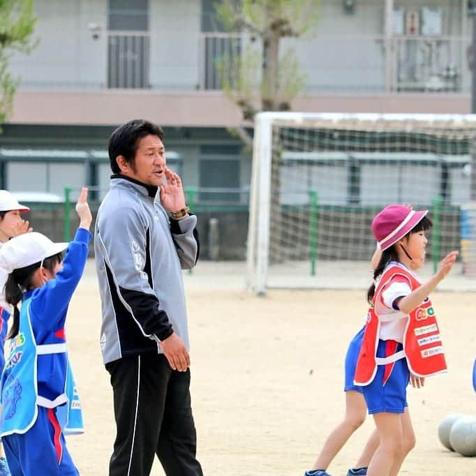 ザスパクサツ群馬さんのインスタグラム写真 - (ザスパクサツ群馬Instagram)「. 【Smile Kids Caravan Start😄⚽】 . ザスパクサツ群馬が行う地域貢献活動の一つ、県内の小学校へコーチ達がまわる「スマイルキッズキャラバン」🏫✏️🎒✨ 本日、前橋市立荒牧小学校にて第1回目を行いました🎵 初回は、ゲンコーチ&倉コーチが参加。 . 今後も県内各地の小学校へ、スポーツを通じて笑顔をお届けします😄 実施校も随時募集中です‼️ . 今後の活動は、ザスパクサツ群馬アカデミーのアカウントなどでもお伝えします📸@thespasportclub  ザスパクサツ群馬アカデミーは、NPO法人ザスパスポーツクラブとして、地域のスポーツの普及・発展のために、様々な活動を行っております🎶 . . #ザスパクサツ群馬 #thespa #ザスパクサツ群馬アカデミー #ザスパスポーツクラブ #smile #sports」4月19日 22時24分 - thespakusatsugunma_official