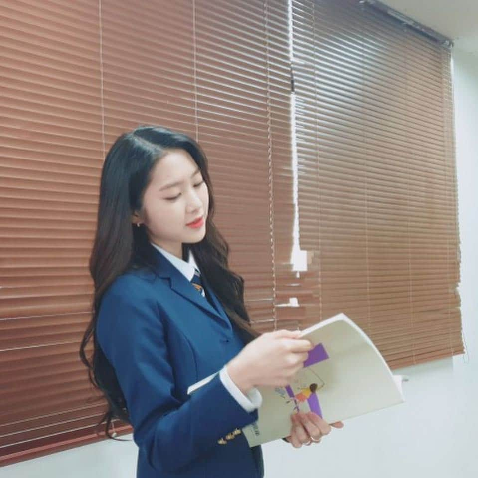 OH MY GIRLさんのインスタグラム写真 - (OH MY GIRLInstagram)「📚 #오늘도미라클 #오마이걸 #OHMYGIRL #지호」4月19日 22時24分 - wm_ohmygirl