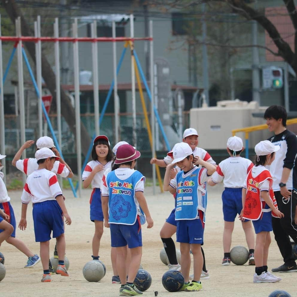 ザスパクサツ群馬さんのインスタグラム写真 - (ザスパクサツ群馬Instagram)「. 【Smile Kids Caravan Start😄⚽】 . ザスパクサツ群馬が行う地域貢献活動の一つ、県内の小学校へコーチ達がまわる「スマイルキッズキャラバン」🏫✏️🎒✨ 本日、前橋市立荒牧小学校にて第1回目を行いました🎵 初回は、ゲンコーチ&倉コーチが参加。 . 今後も県内各地の小学校へ、スポーツを通じて笑顔をお届けします😄 実施校も随時募集中です‼️ . 今後の活動は、ザスパクサツ群馬アカデミーのアカウントなどでもお伝えします📸@thespasportclub  ザスパクサツ群馬アカデミーは、NPO法人ザスパスポーツクラブとして、地域のスポーツの普及・発展のために、様々な活動を行っております🎶 . . #ザスパクサツ群馬 #thespa #ザスパクサツ群馬アカデミー #ザスパスポーツクラブ #smile #sports」4月19日 22時24分 - thespakusatsugunma_official