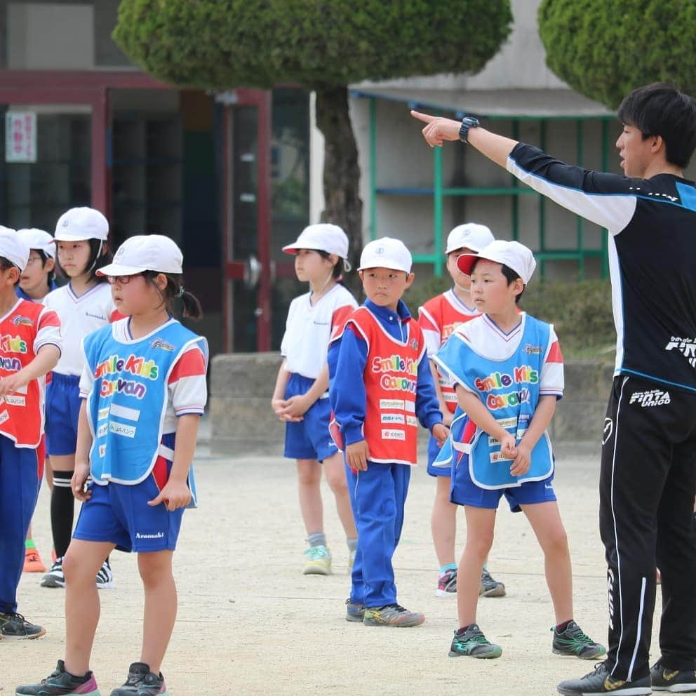 ザスパクサツ群馬さんのインスタグラム写真 - (ザスパクサツ群馬Instagram)「. 【Smile Kids Caravan Start😄⚽】 . ザスパクサツ群馬が行う地域貢献活動の一つ、県内の小学校へコーチ達がまわる「スマイルキッズキャラバン」🏫✏️🎒✨ 本日、前橋市立荒牧小学校にて第1回目を行いました🎵 初回は、ゲンコーチ&倉コーチが参加。 . 今後も県内各地の小学校へ、スポーツを通じて笑顔をお届けします😄 実施校も随時募集中です‼️ . 今後の活動は、ザスパクサツ群馬アカデミーのアカウントなどでもお伝えします📸@thespasportclub  ザスパクサツ群馬アカデミーは、NPO法人ザスパスポーツクラブとして、地域のスポーツの普及・発展のために、様々な活動を行っております🎶 . . #ザスパクサツ群馬 #thespa #ザスパクサツ群馬アカデミー #ザスパスポーツクラブ #smile #sports」4月19日 22時24分 - thespakusatsugunma_official