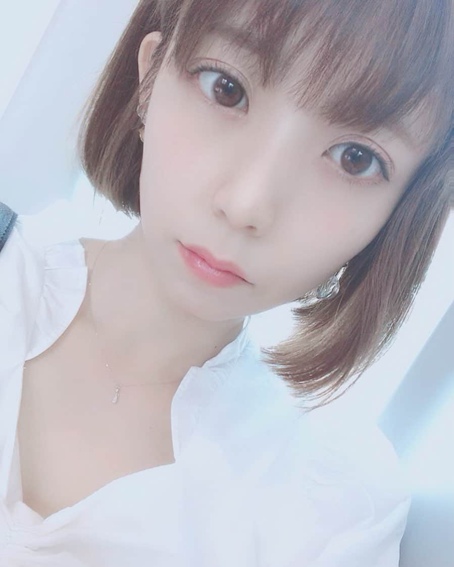 秋山依里さんのインスタグラム写真 - (秋山依里Instagram)「♡﻿﻿﻿ ﻿﻿﻿ 撮影に向かう途中の昨日のあきやまさん。﻿ ﻿ 画像じゃ見えないけどイヤリングやらイヤーカフを組み合わせてコーデして付けるのが気分☺︎︎ ﻿ ﻿ アイシャドウは薄づきでラメ感が強いの、チークはクリームとパウダーの2色使い、リップはピンク強めのコーラル、アイラインはインラインのみ、ハイライトはしっかり入れるのがお気に入り🧸(説明がざっくりすぎる)﻿ ﻿ #コスプレイヤー #被写体 #cosplaygirl #cosplayer #cosplayerofinstagram #selfie #model #japanesecosplayer #japanesegirl #asiangirls #asianbeauty #cosplayerofinstagram #透明感 #メイク #ナチュラルメイク #白肌 #自撮り #自拍 #selfiegram #kawaiigirls #shortbob #bobhair #ショートボブ #ボブ #いつかのあきやまさん」4月19日 22時17分 - akiyama__eri