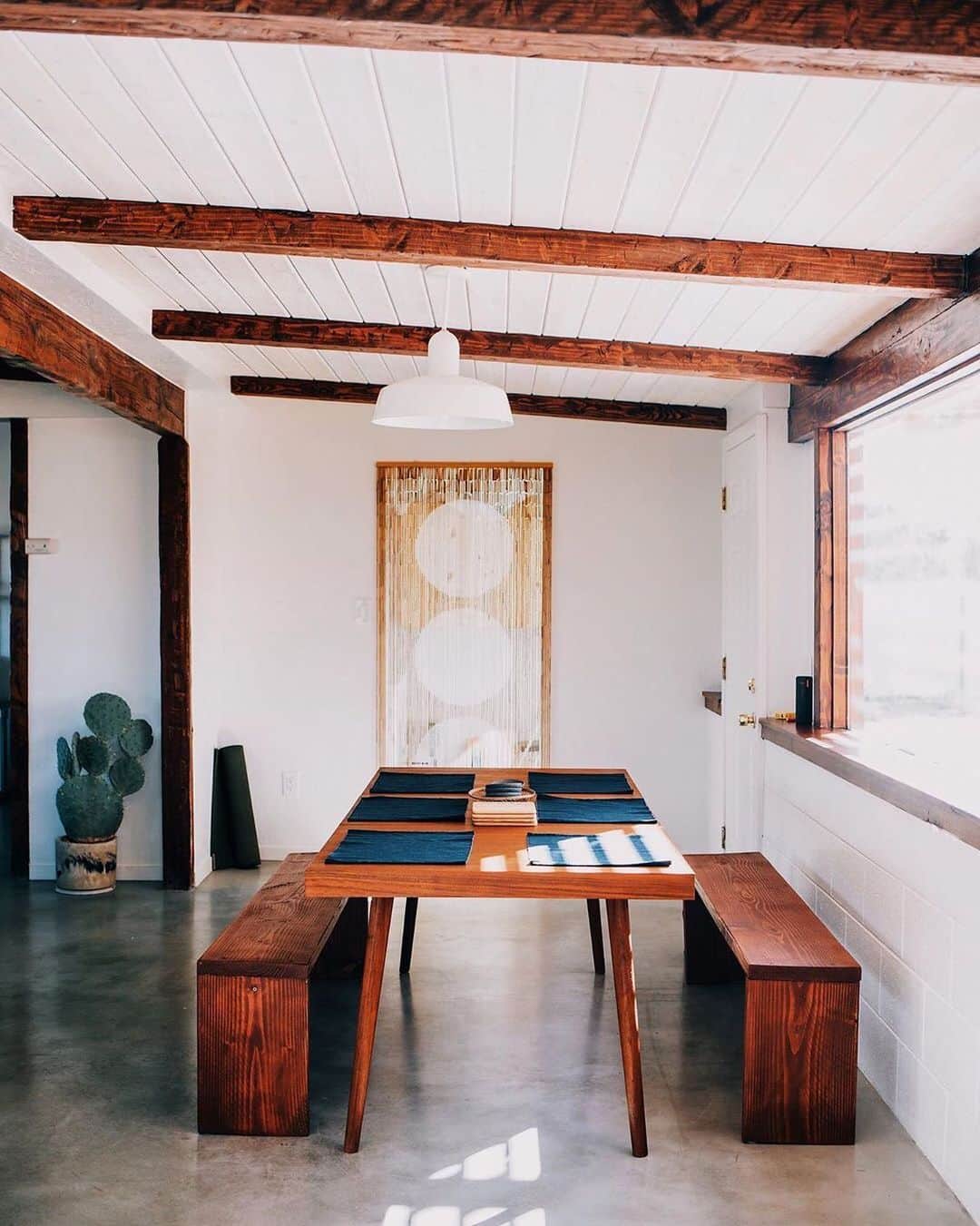 Airbnbさんのインスタグラム写真 - (AirbnbInstagram)「Superhost Christian’s renovated 1950s house is rustic on the outside but artfully chic within. Soak up the panoramic mountain view from your front porch before heading to Joshua Tree National Park for the day. Just try to save enough energy for backyard bocce ball under the stars.  Photo: @yuccasita」4月19日 22時17分 - airbnb