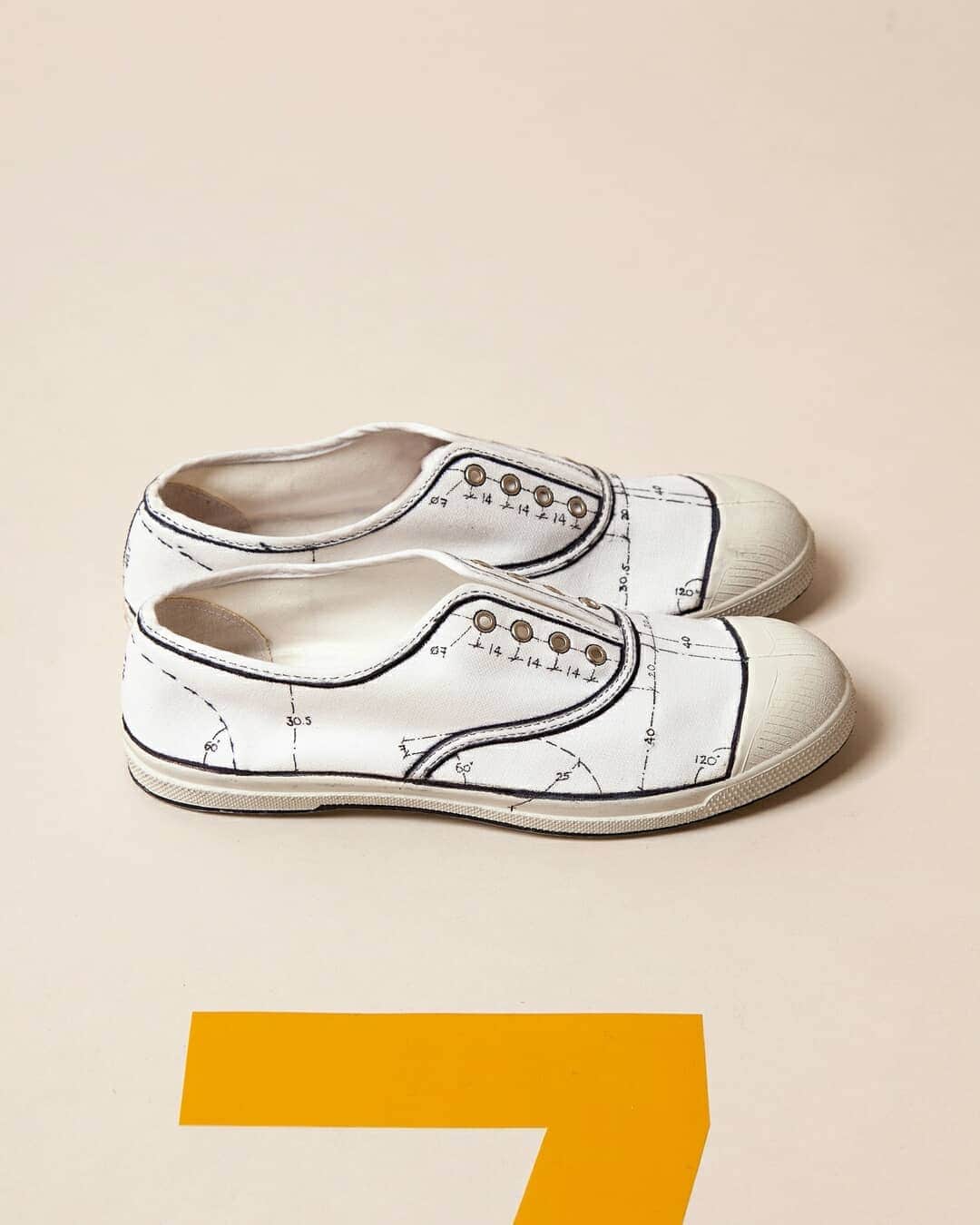 ベンシモンのインスタグラム：「- À l’échelle -  Bensimon by @marcdibeh "En soulignant ses coutures, ses lignes épurées et en révélant quelques mesures j’ai voulu montrer, en tant que designer, la fascination pour le produit et la précision couture de ce petit bijou intemporel: la simplicité, la transparence qui caractérisent les icônes. Tenter de comprendre le B.A-BA d’un chef d’œuvre, m’a ainsi permis de créer une « tennis-vitruve »." 🇬🇧"By highlighting its seams, refined lines and revealing a few measures I wanted to show, as a designer, the fascination for the product and the sewing precision of this timeless gem: the simplicity, the transparency that characterize the icons. Attempting to understand the B.A-BA of a masterpiece, allowed me to create a "Vitruvian-tennis shoe". " #Bensimon40 #bensimonanniversary」
