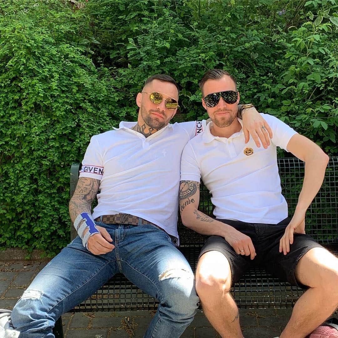 ケヴィン・グロスクロイツのインスタグラム：「Die “Asis" 💪🏻👊🏻😜 Wir wünsche Euch nen schönen Feiertag und schöne Ostern 👌🏻🙏 #brüder」