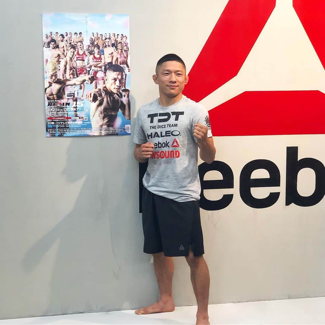 うえむらちかのインスタグラム：「#総合格闘技 #rizin15 の公開練習を見学させてもらいました👊﻿ ﻿ こんな間近でトレーニングされている姿を観ることができるなんて、とても貴重な体験でした✨﻿ ﻿ ﻿ 現RIZIN世界バンタム級王者である﻿ #堀口恭司 選手（ @kyoji1012 ）の﻿ 伝統派空手をベースに、軽快かつしなやかに動くシャドーボクシングはしびれるの一言❗️﻿ ﻿ ﻿ キックボクシングをやっているファンの方からの﻿ 「シャドーボクシングが恥ずかしくてできない💦」﻿ という質問に﻿ ﻿ 「鏡を見て、自分が綺麗だと思うフォームでできるようになれば自信を持ってできるようになると思うよ」﻿ と優しくアドバイスまでくださいました✨﻿ ﻿ ﻿ 戦っている時はとても凛々しくて雄雄しいのに﻿ インタビューになると笑顔がこぼれ、とても優しい人柄が伝わってきてぶち楽しかったです😆﻿ ﻿ ﻿ 👊RIZIN.15﻿ 2019/04/21 (日)　﻿ 開場 13:30/開演 15:00　﻿ 会場 横浜アリーナ﻿  行けなくても☟. 📺4/21の夜8時からフジテレビ系で放送 もあるー♡ ﻿ みんなで応援しましょー‼️﻿ ﻿ ﻿ #史上最強のMadeInJAPAN #超新星﻿ #格闘家 #総合格闘家 #rizin #mma﻿ #rizin15 #pr #kyojihoriguchi﻿ #空手 #ボクシング #キックボクシング﻿ #キックボクシング女子 #フィットネス女子 @rizin_staff @rizin_pr」