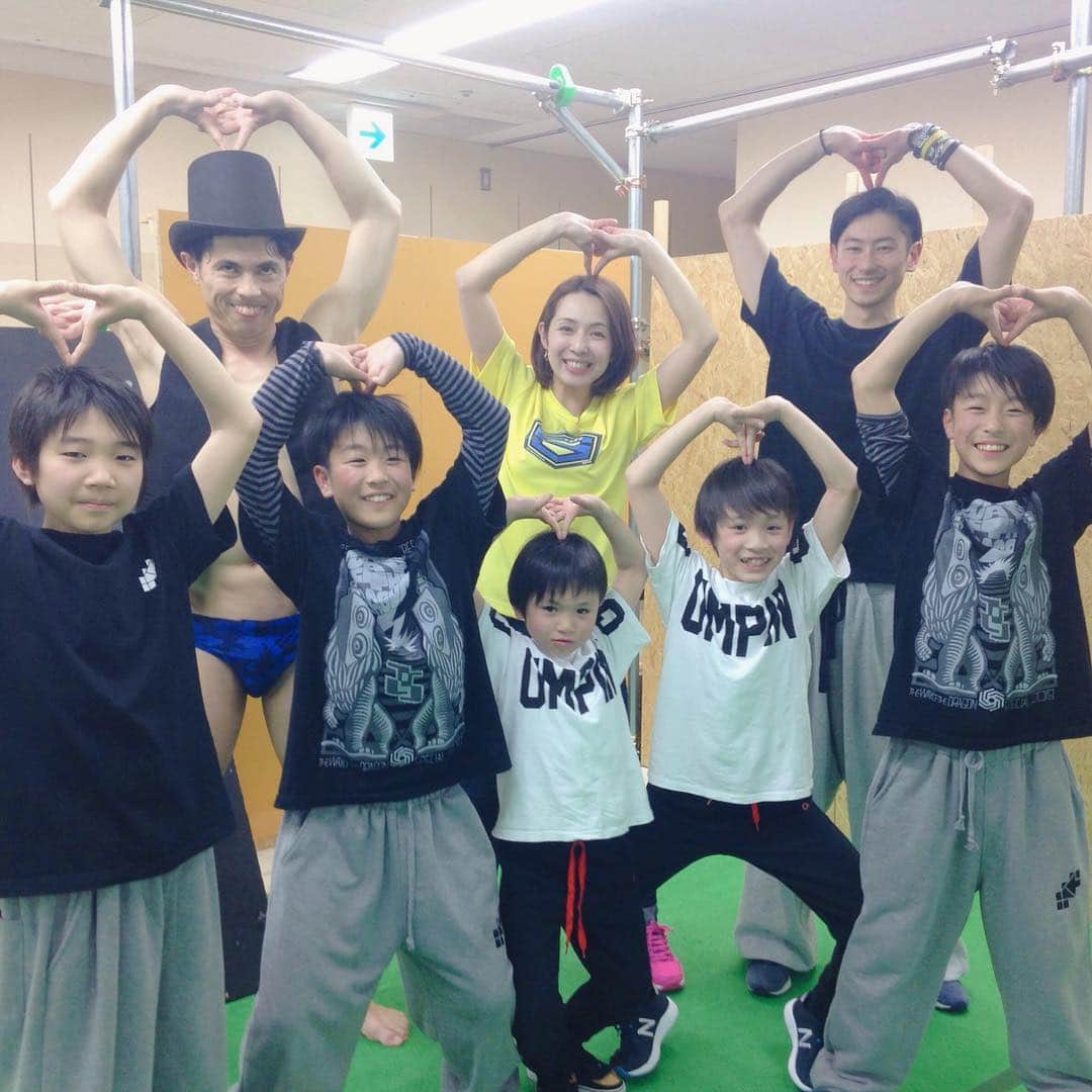 若林翔子のインスタグラム：「* * 東北放送 「サタデーウォッチン！」 よしおのビバモンロケ でございました！！ 今日はパルクールというスポーツの すんごいビバモンを発見です‼️ 私初めて体験したけど、  アクロバティックでかっこよくて、 だけど奥深くてきっと考える力も育める、 すごーーーいスポーツ。 ぜひみなさんにも知って体験してもらいたいです😊  放送は 5/25土曜日の予定です🙆‍♀️ だいぶ先だけどぜひみてね☺️ * * #東北放送 #サタデーウォッチン #小島よしお さん #石沢憲哉 さん #若林翔子 #パルクール #子供達といっしょに #頭にカンチョー #小島さんの新ギャグ #カンチョー男爵 #ここ最近私も全力でやらせていただいております」