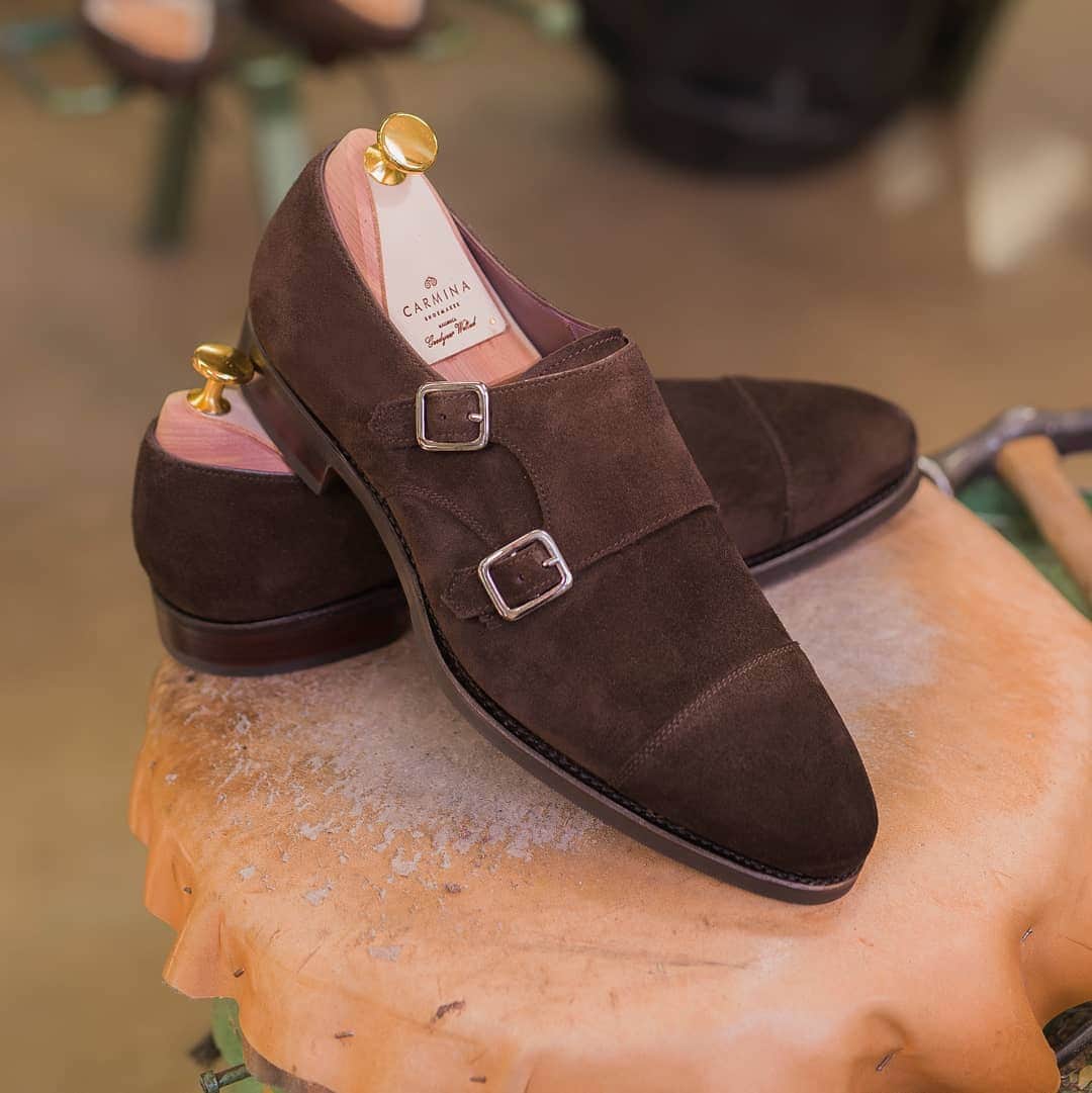 カルミナさんのインスタグラム写真 - (カルミナInstagram)「Our Staple 80250 double monk strap shoes now available in brown suede. Lear more at Carmina Stores & Carmina website | link in bio | #carmina #carminashoemaker #goodyearwelted #monkstrap #doublemonkstrap #カルミナ」4月19日 22時28分 - carminashoemaker