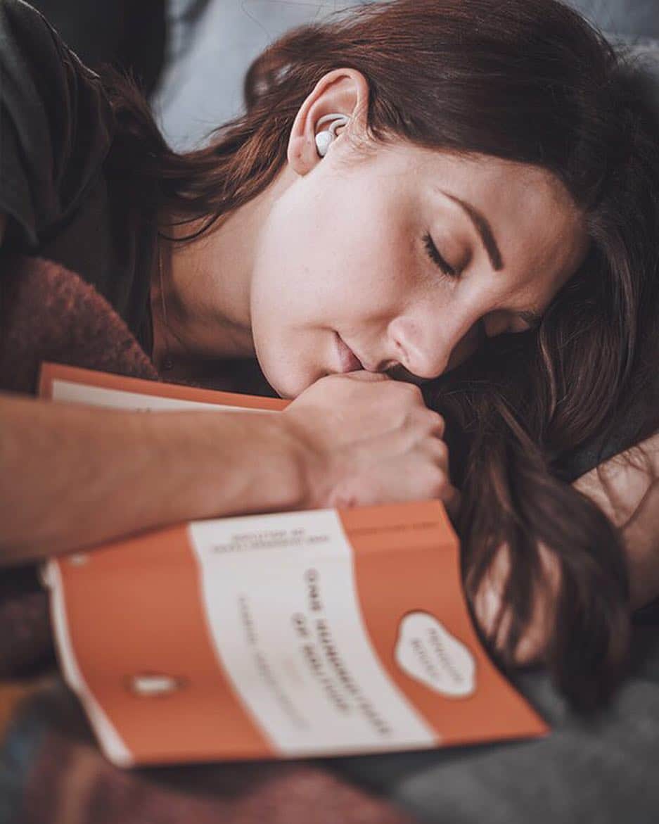 BOSEさんのインスタグラム写真 - (BOSEInstagram)「Page turners, you’ve met your match. A good read doesn’t stand a chance against the power of our #sleepbuds. #Mindfulness 📷: @declanblackall」4月19日 22時29分 - bose