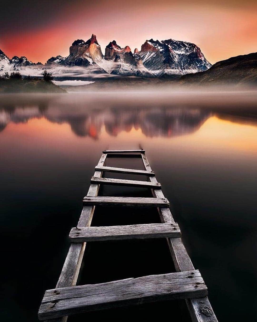 Canon Photographyさんのインスタグラム写真 - (Canon PhotographyInstagram)「A sensational capture from Torres del Paine, Chile.  Photography | @pepe_soho  #chile #torresdelpaine #sunset #pier #leadinglines #mountains」4月19日 22時29分 - cpcollectives