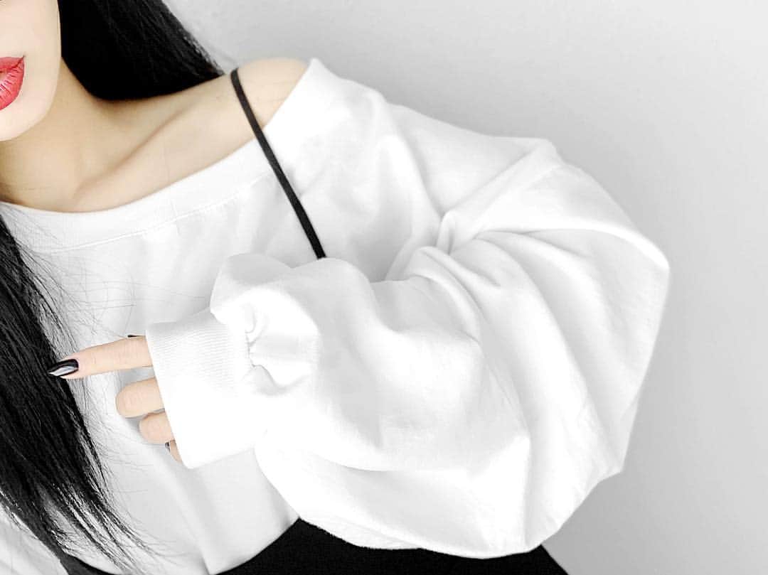 lve_xxxxのインスタグラム：「.﻿ .﻿ @lveu.official ﻿﻿﻿ ☑︎Off-the-shoulder tops﻿﻿﻿﻿ ﻿ ワンショル ・ オフショルだけじゃなく﻿ ﻿ 両肩上げて襟ぐり大きめ﻿ TOPSとしても着られます🙆‍♀️﻿ ﻿ 職場肩だしNGなので﻿ 上げて着ておりました🤗﻿ ﻿ 袖のボリューム感が﻿ たまらん🤤(2回目)﻿ ﻿ #LVEU.  #ラブユ.﻿ #offshoulder #oneshoulder﻿ #sweat #tops ﻿ ﻿」